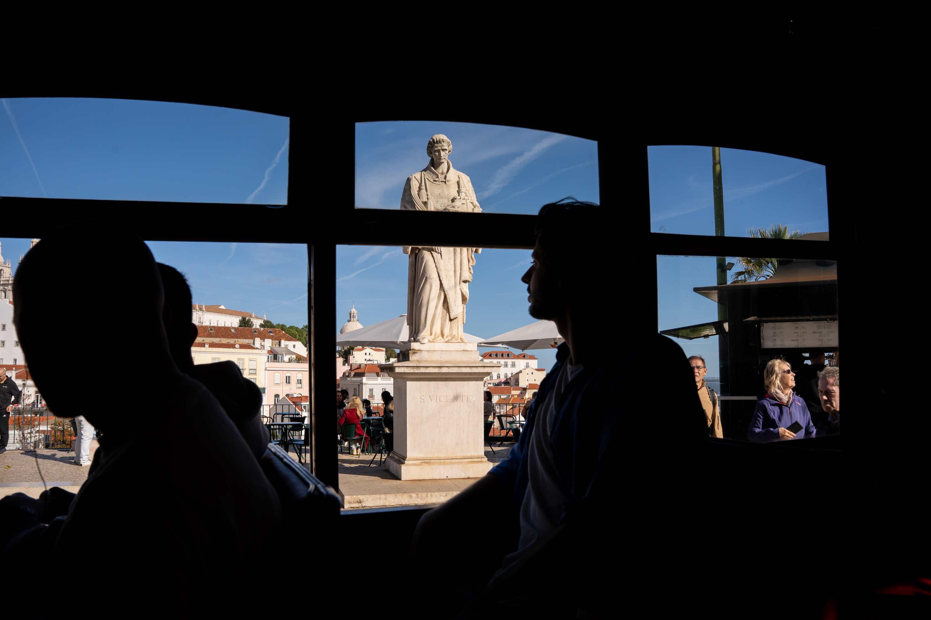 Lisbon 72/96-Hour Hop-On Hop-Off Bus, Tram & Boat Pass
