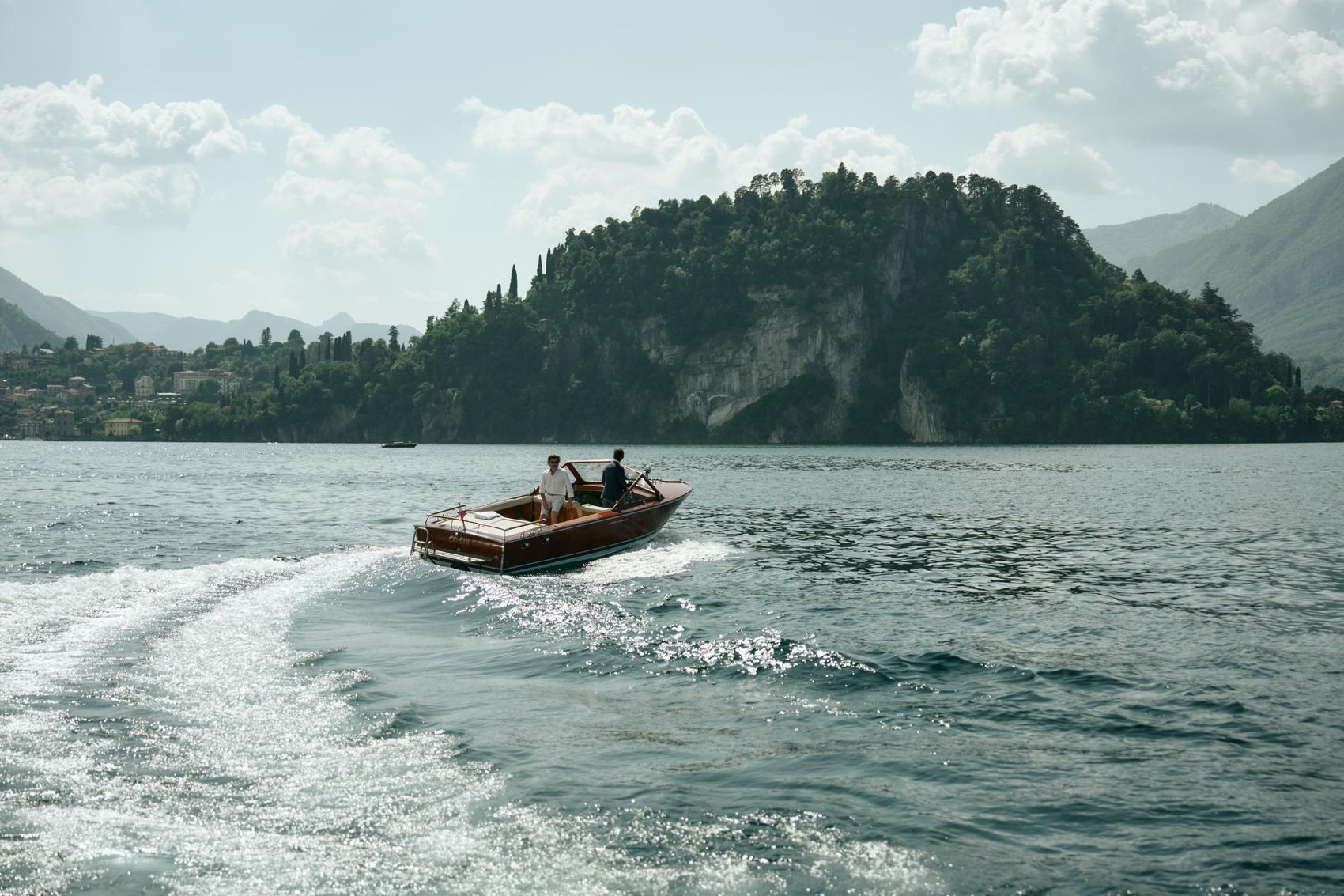 Private Vintage Motorboat Tour on Lake Como with Aperitif