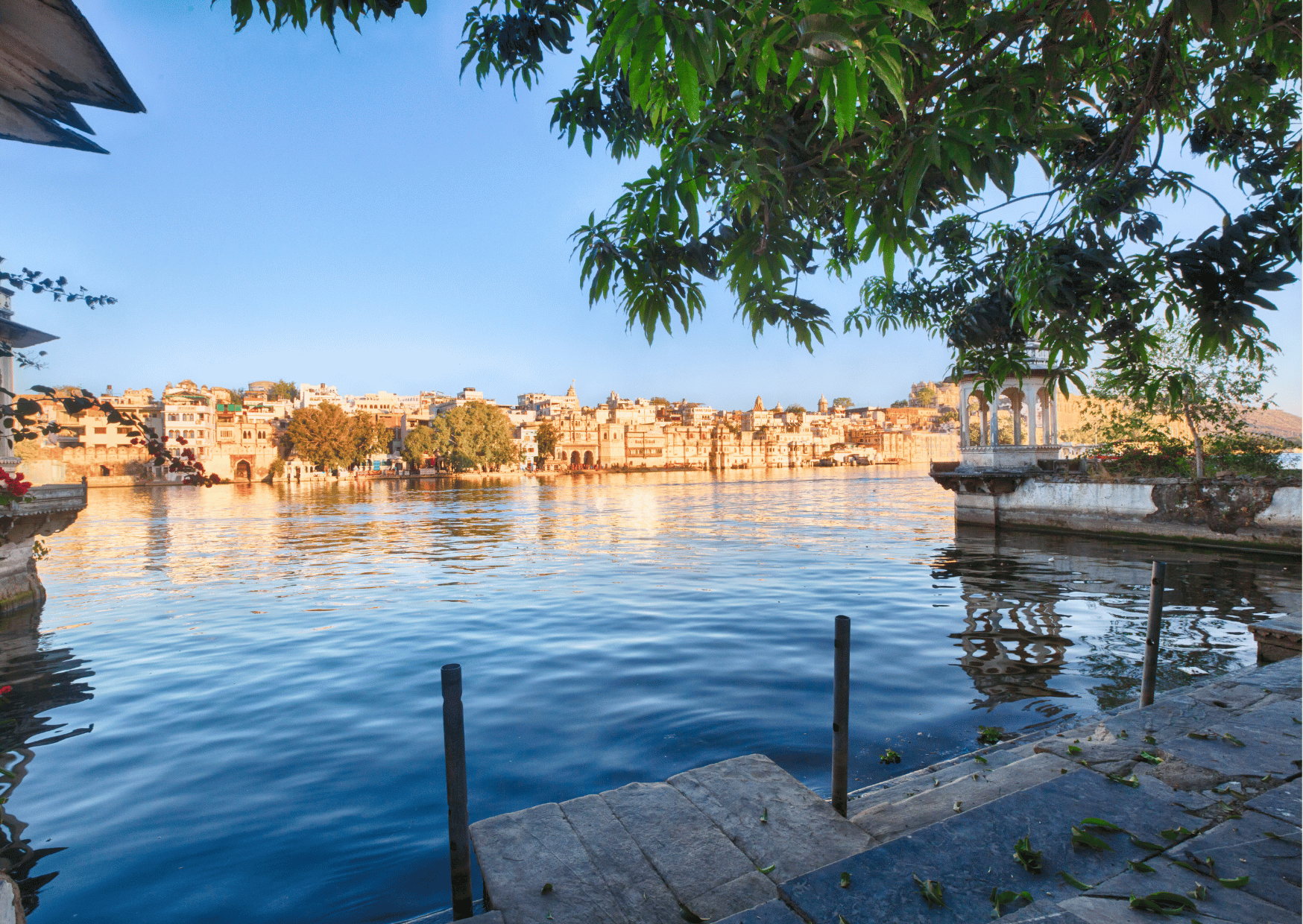 Udaipur: Ghats Walking Tour & Lake Pichola Boat Cruise