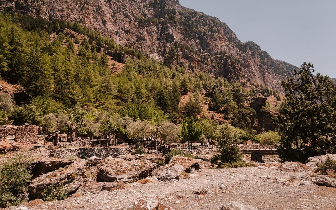 Samaria Gorge hike Crete — Xyloskalo descent, Iron Gates Sideroportes, kri-kri ibex, Agia Roumeli Libyan Sea — image 64