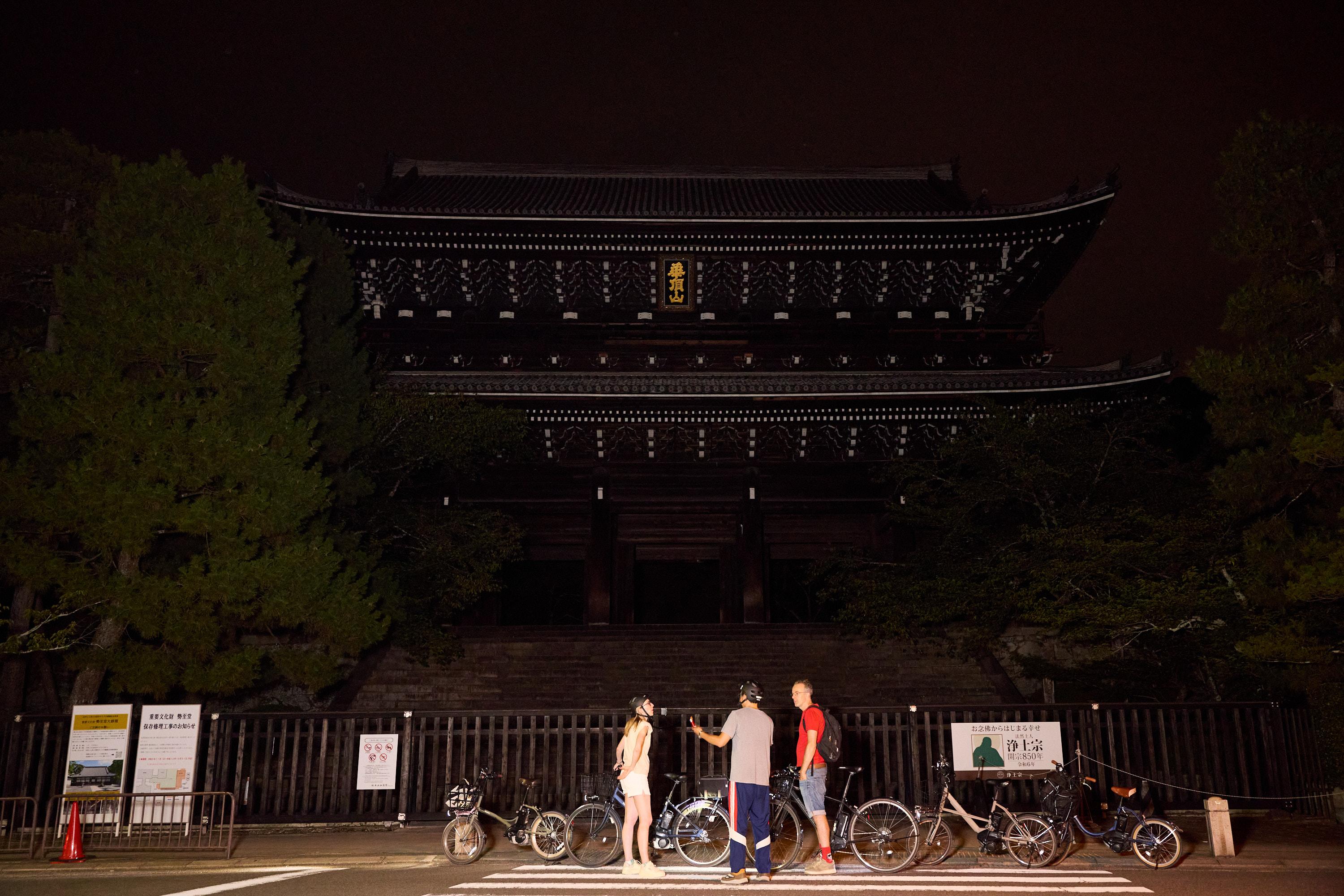 京都イブニングE-bikeツアー：裏路地とライトアップされた寺院