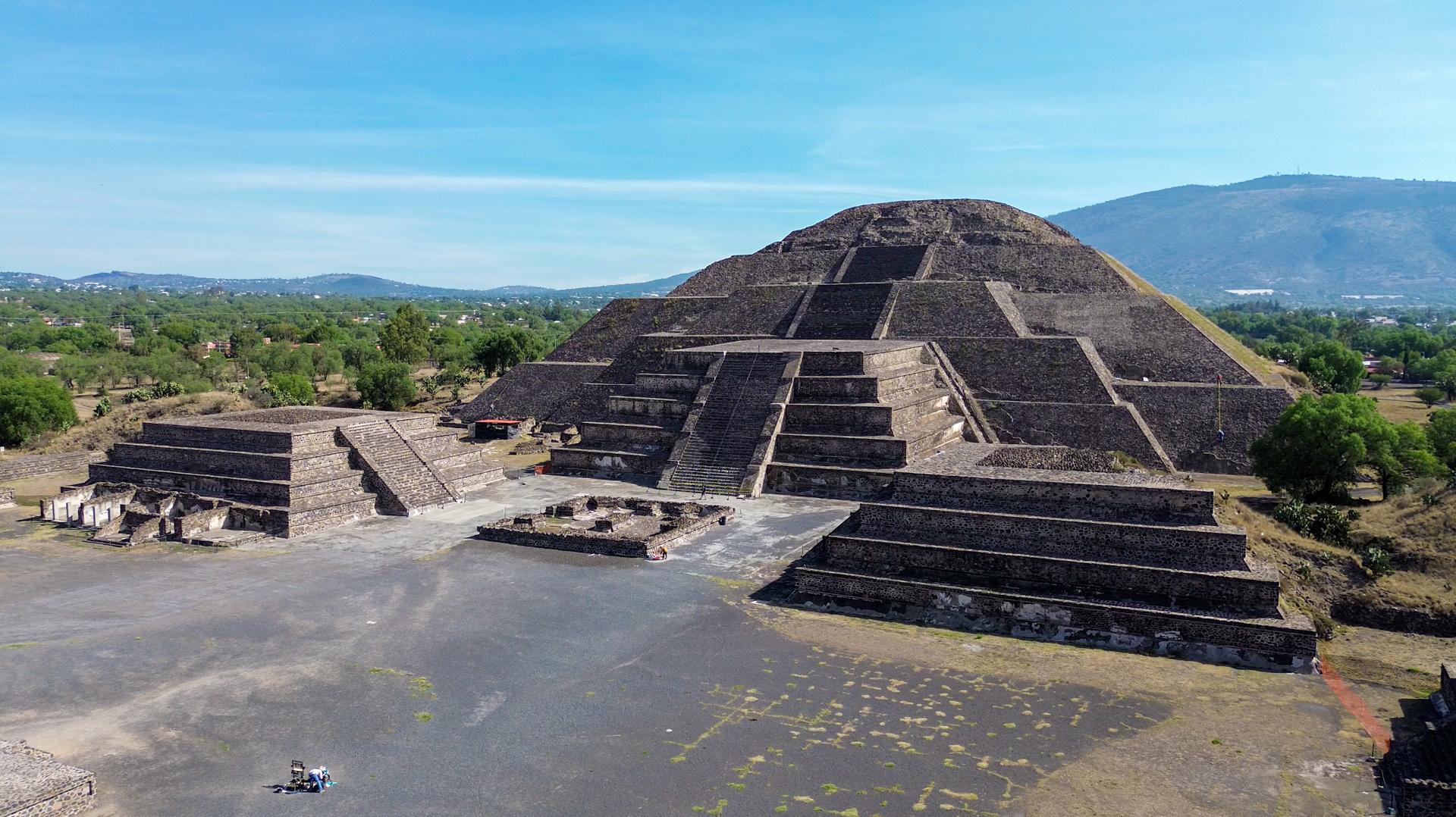 Mexico City: Teotihuacan, Tlatelolco & Basilica of Guadalupe Day Trip