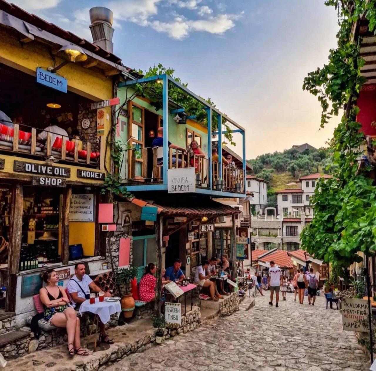 Bar Heritage Tour: Old Town Discovery and Olive Oil Experience