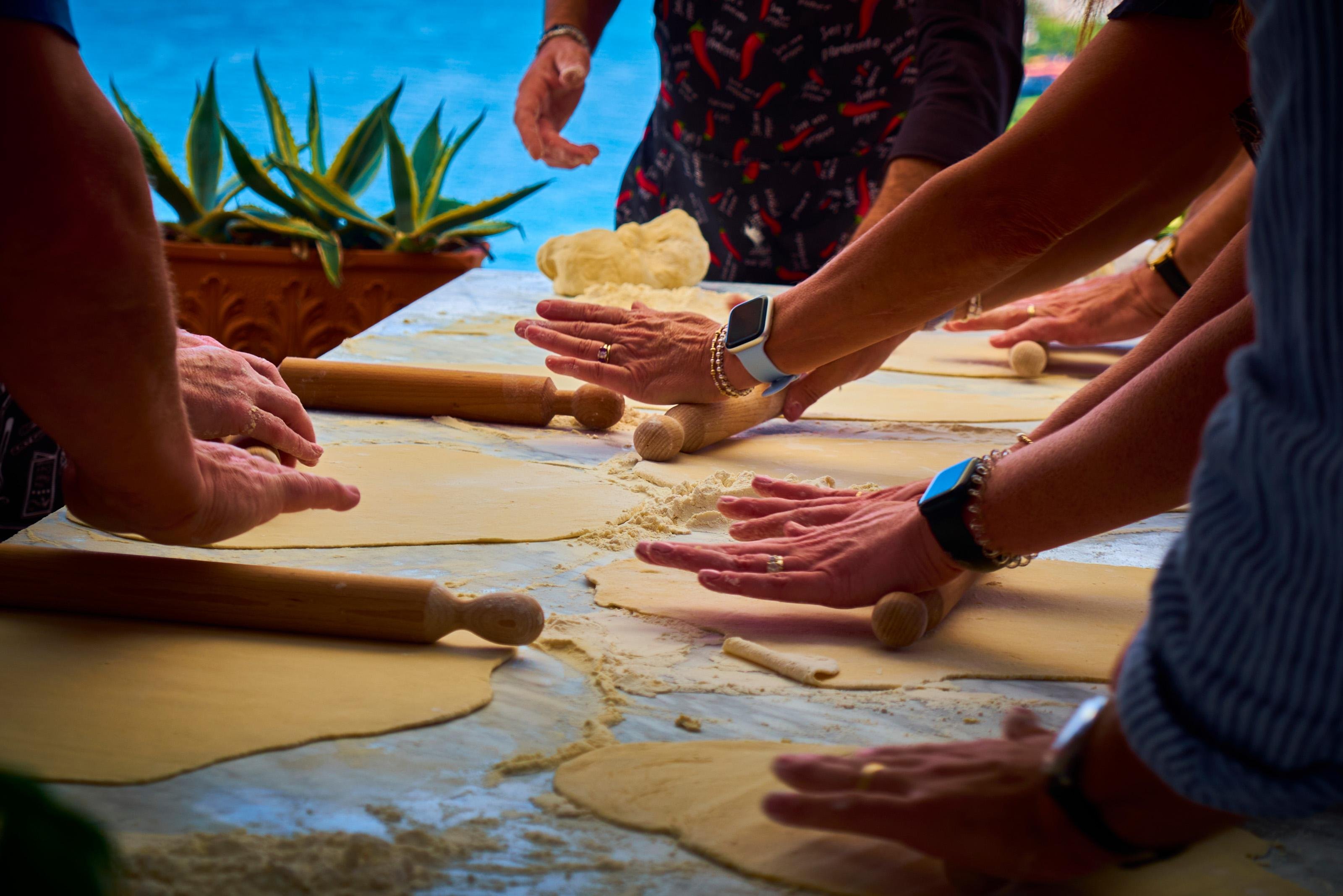 Sorrento Hands-On Cooking Class: Pizza, Pasta & Limoncello