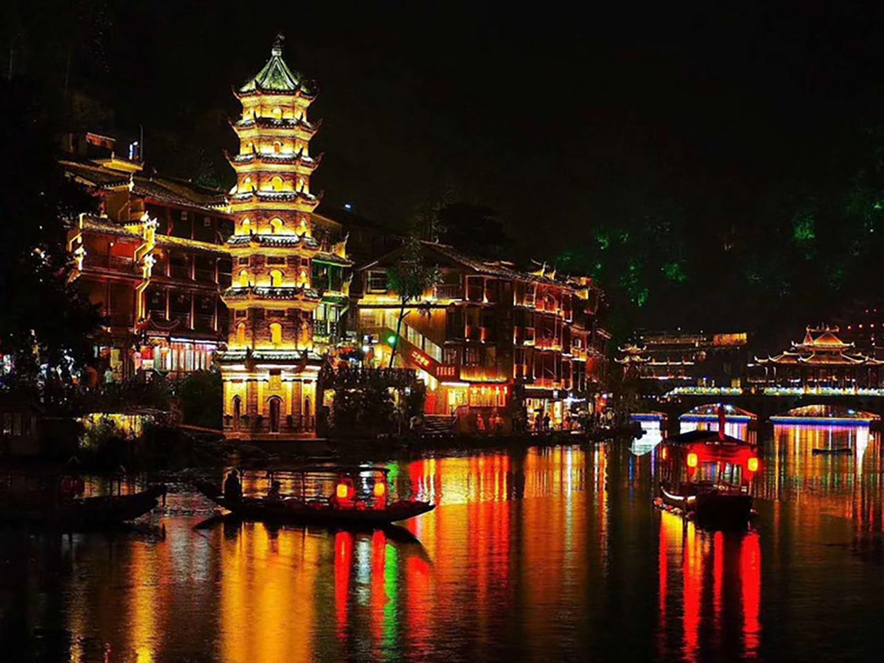 Zhangjiajie to Fenghuang & Furong Waterfall Town: Private Day Tour