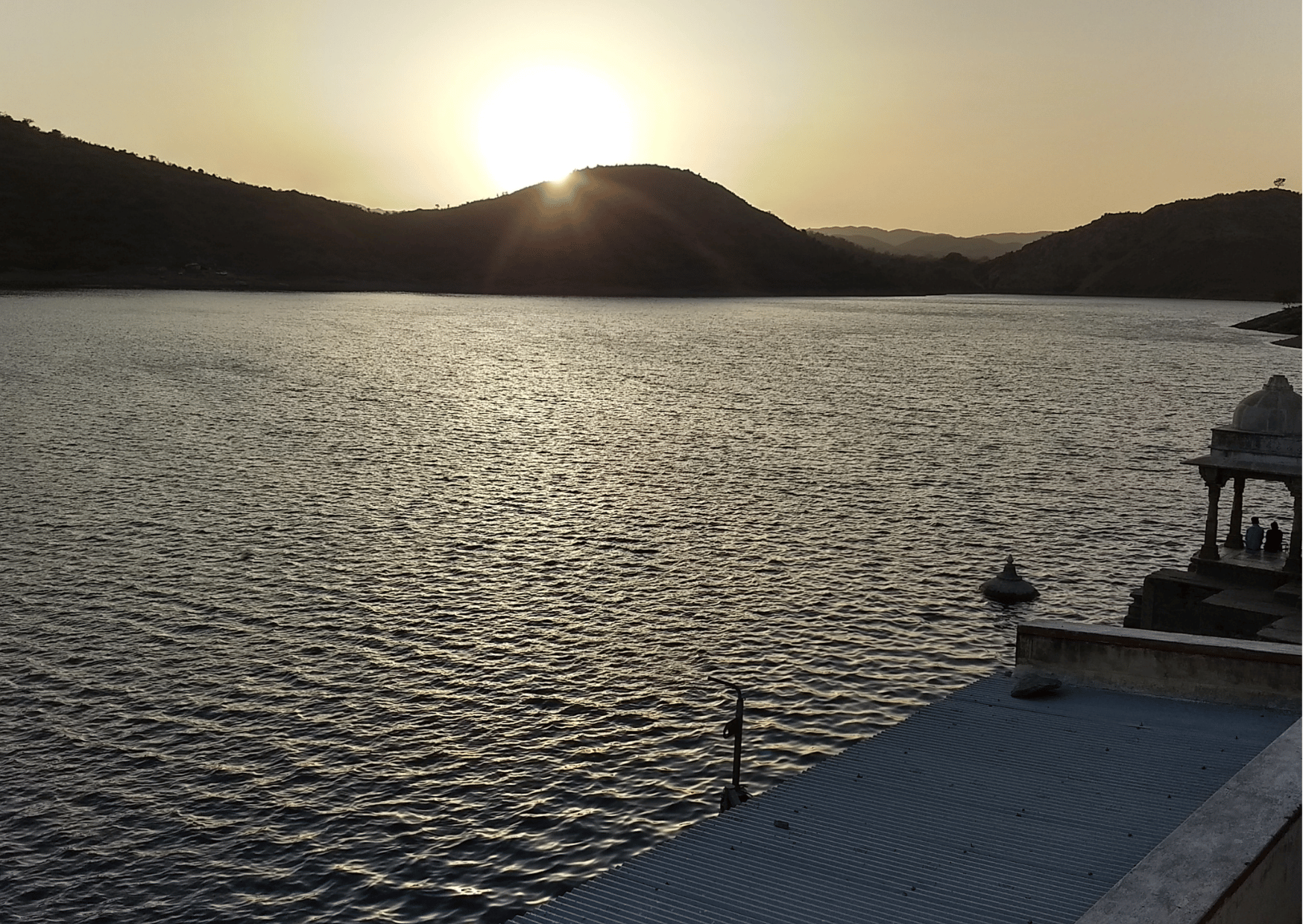 Udaipur: Ghats Walking Tour & Lake Pichola Boat Cruise