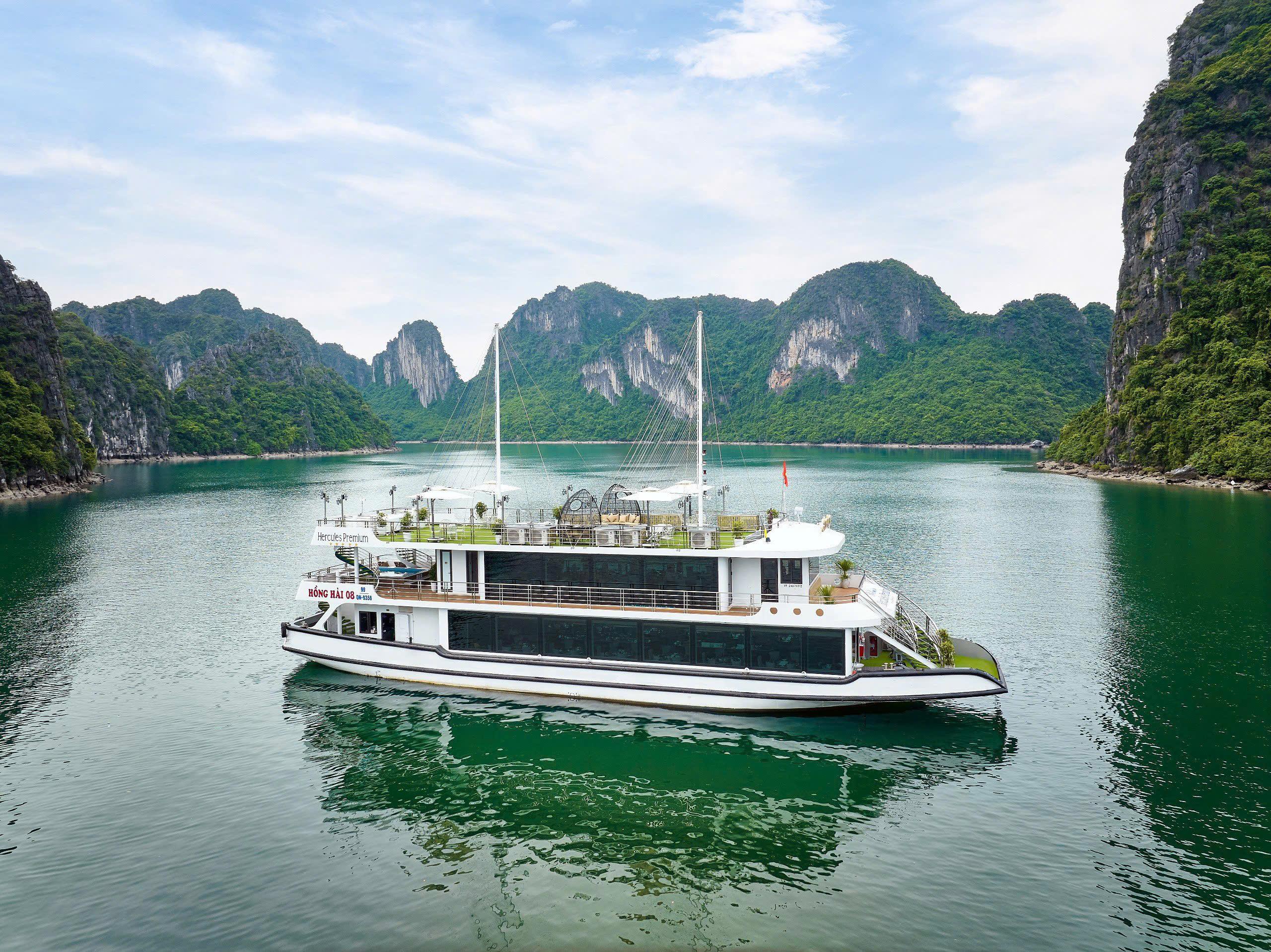 Ha Long Bay Day Trip from Hanoi: Luxury or Standard Cruise with Lunch