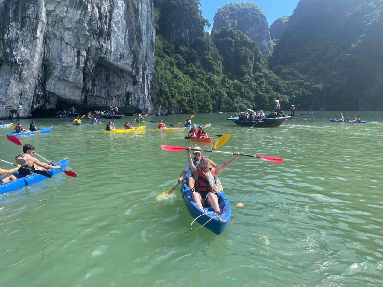 Ha Long Bay Day Trip from Hanoi: Luxury or Standard Cruise with Lunch