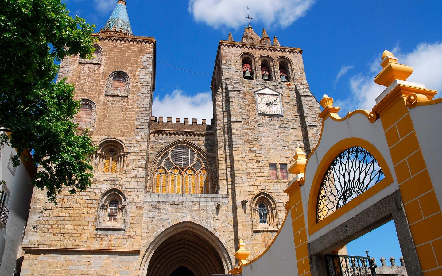 Private Évora Heritage Walk with Cathedral & Bone Chapel