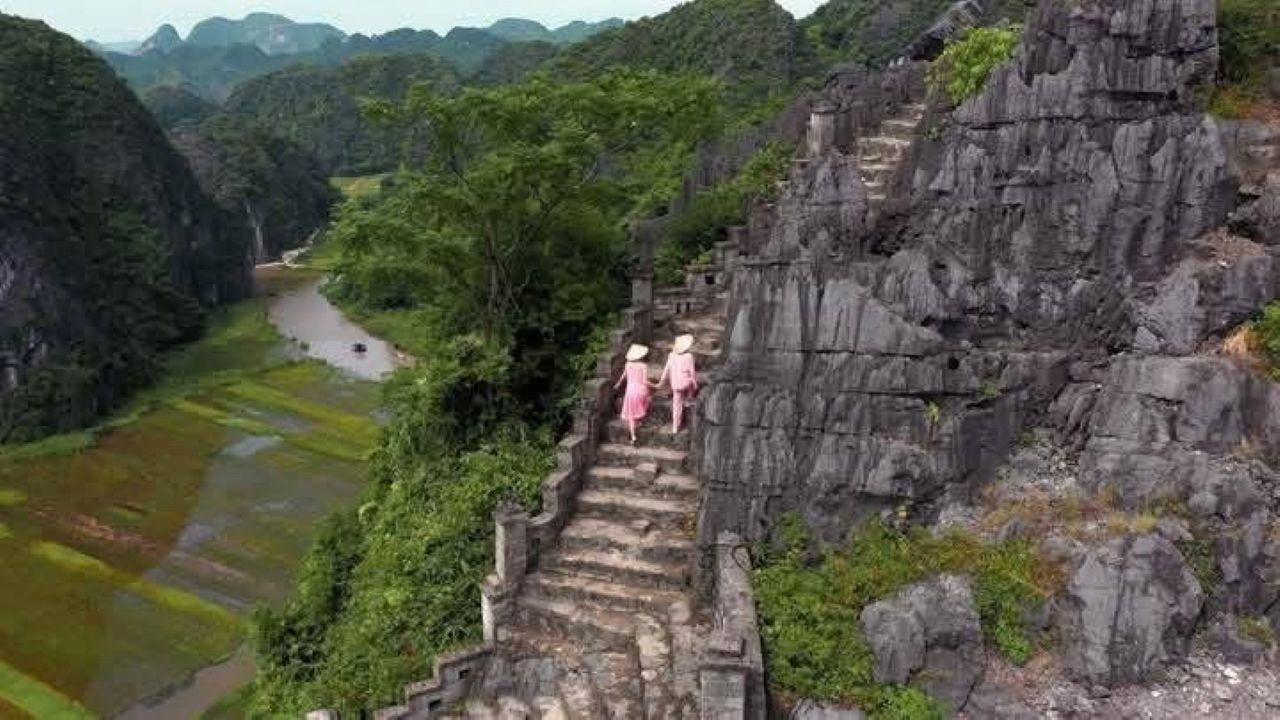 Hanoi to Ninh Binh: Hoa Lu, Trang An & Mua Cave Day Tour