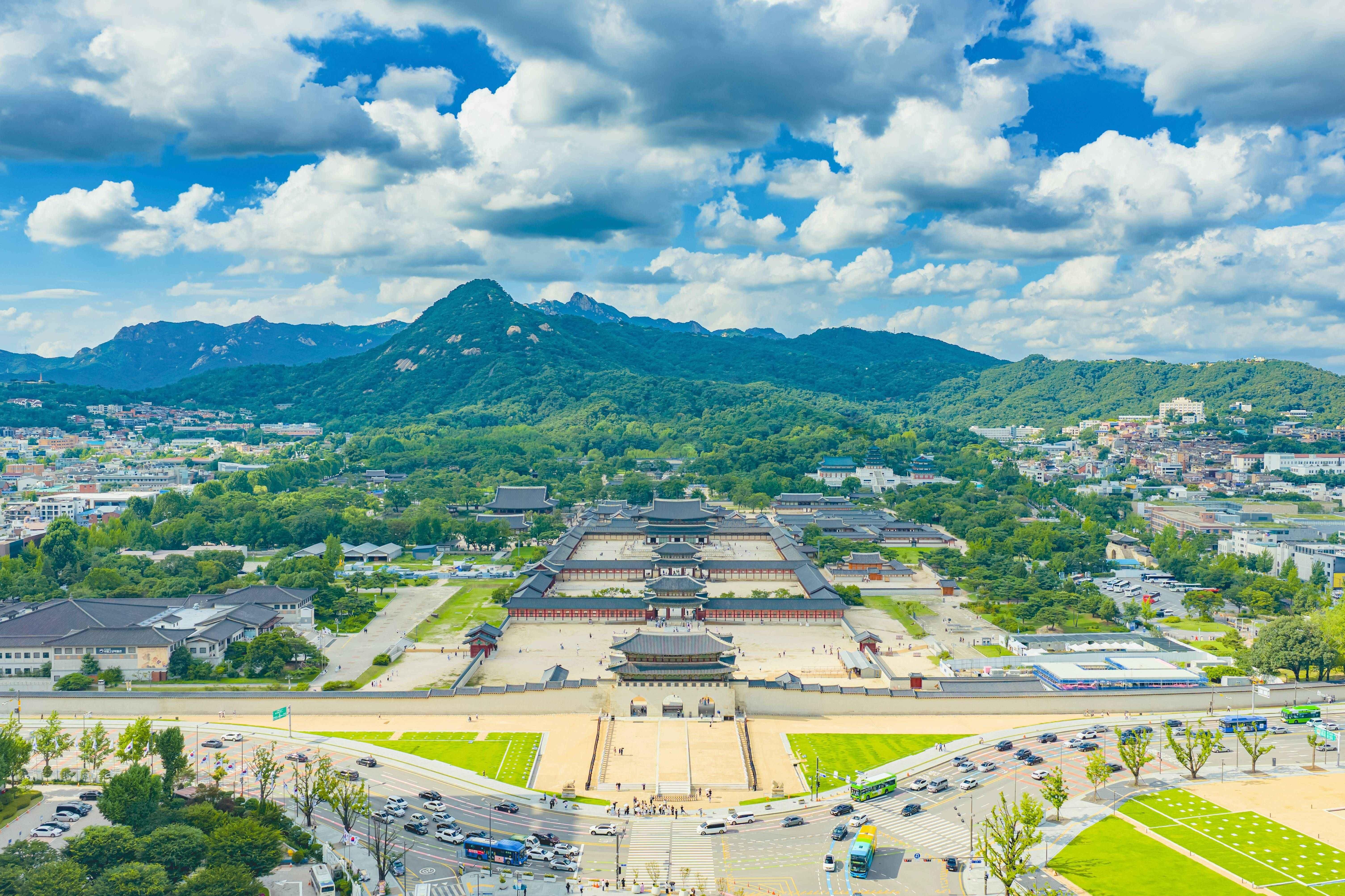 Seoul Highlights: Palace, Hanok Villages & Gwangjang Market
