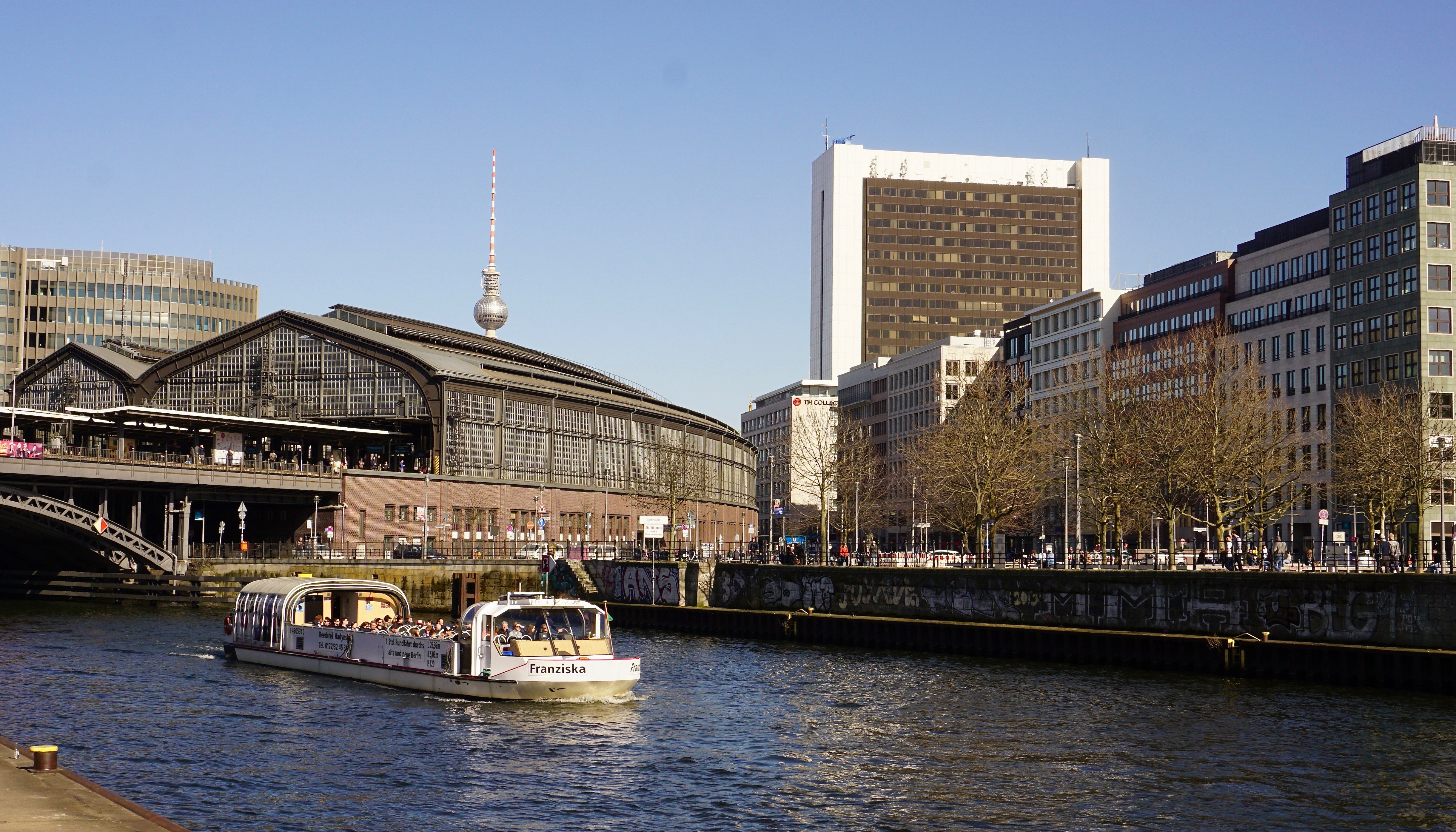 Berlin: 1-hr Boat Tour with Bilingual Live Guide (DE/EN)