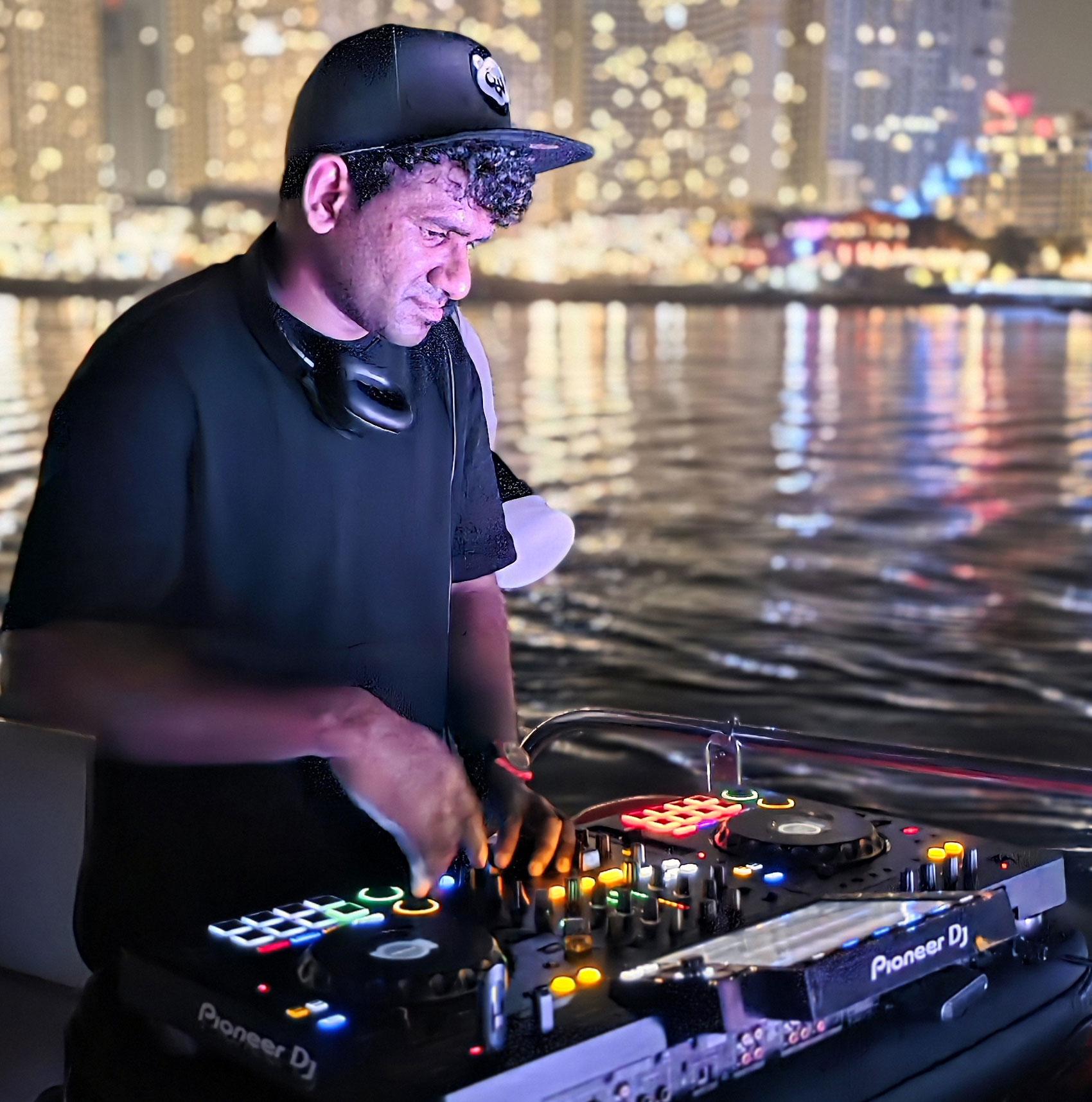 Dubai Marina Luxury Yacht Party – BBQ, Open Bar & Live DJ