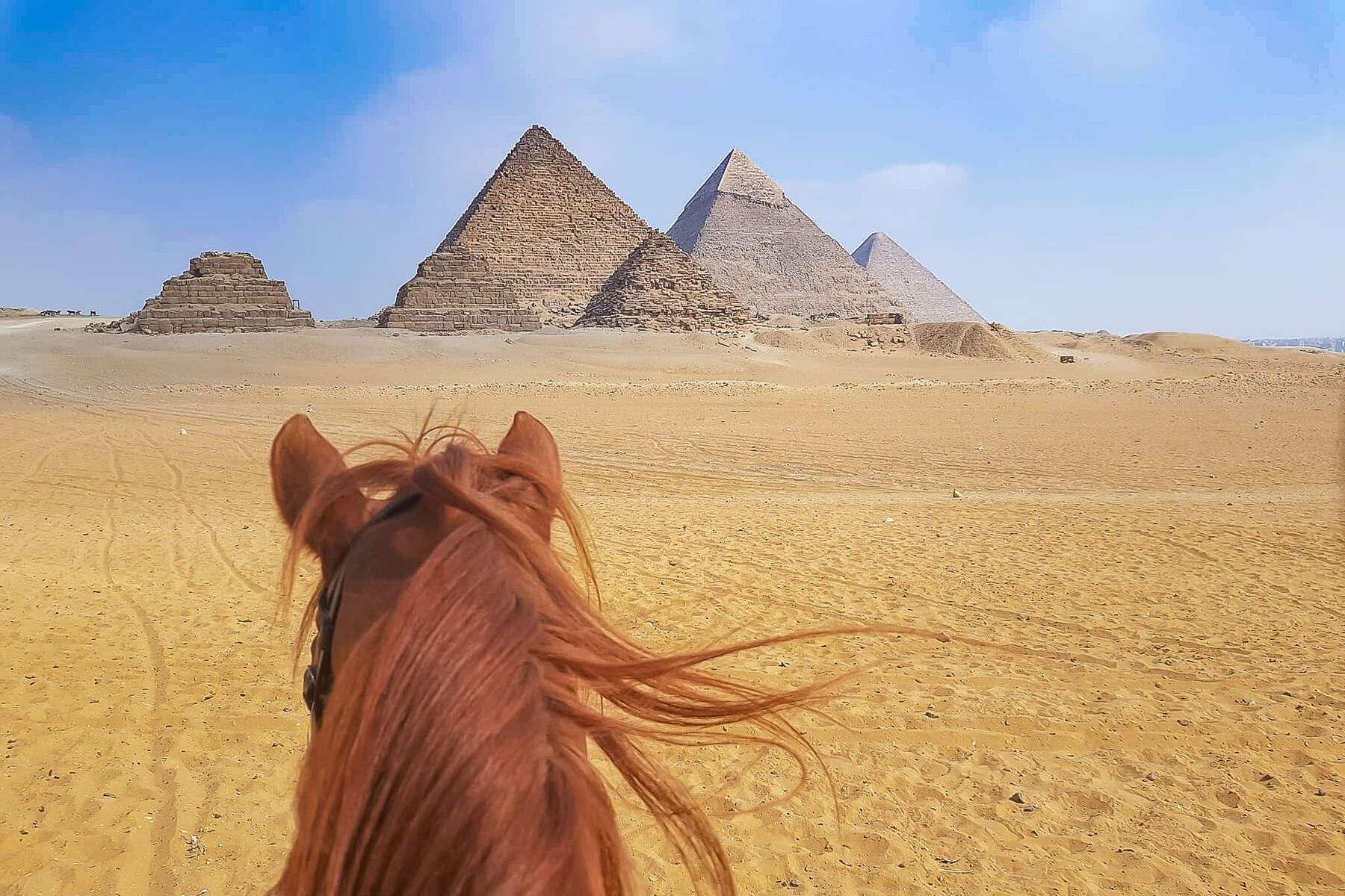 Cairo: Pyramids, Sakkara & Memphis Full-Day Expedition
