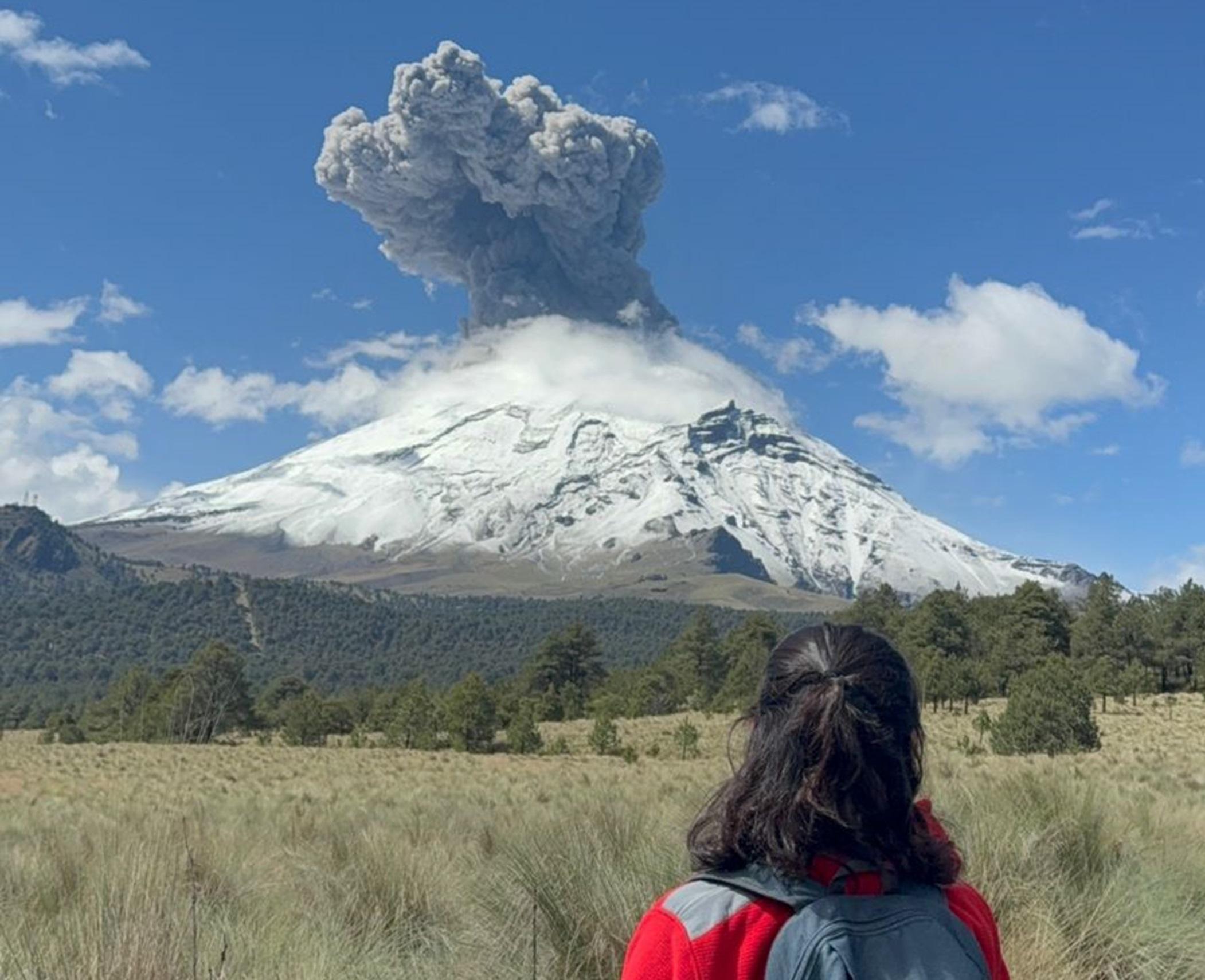 Volcano Trek at Iztaccihuatl-Popocatepetl National Park with Lunch