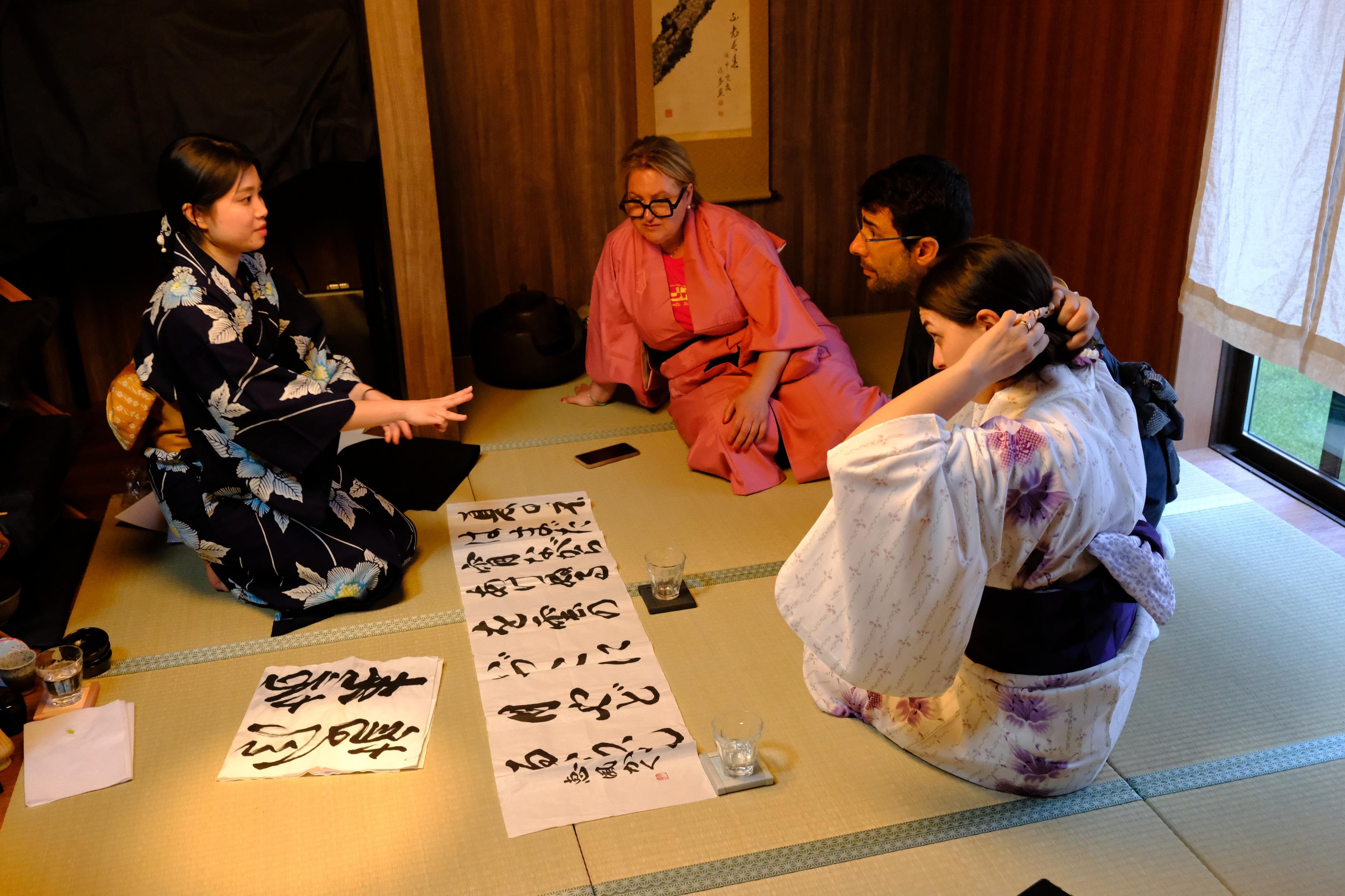 Privat upplevelse i Machiya i Kyoto: Tebjudning, kalligrafi & kimono