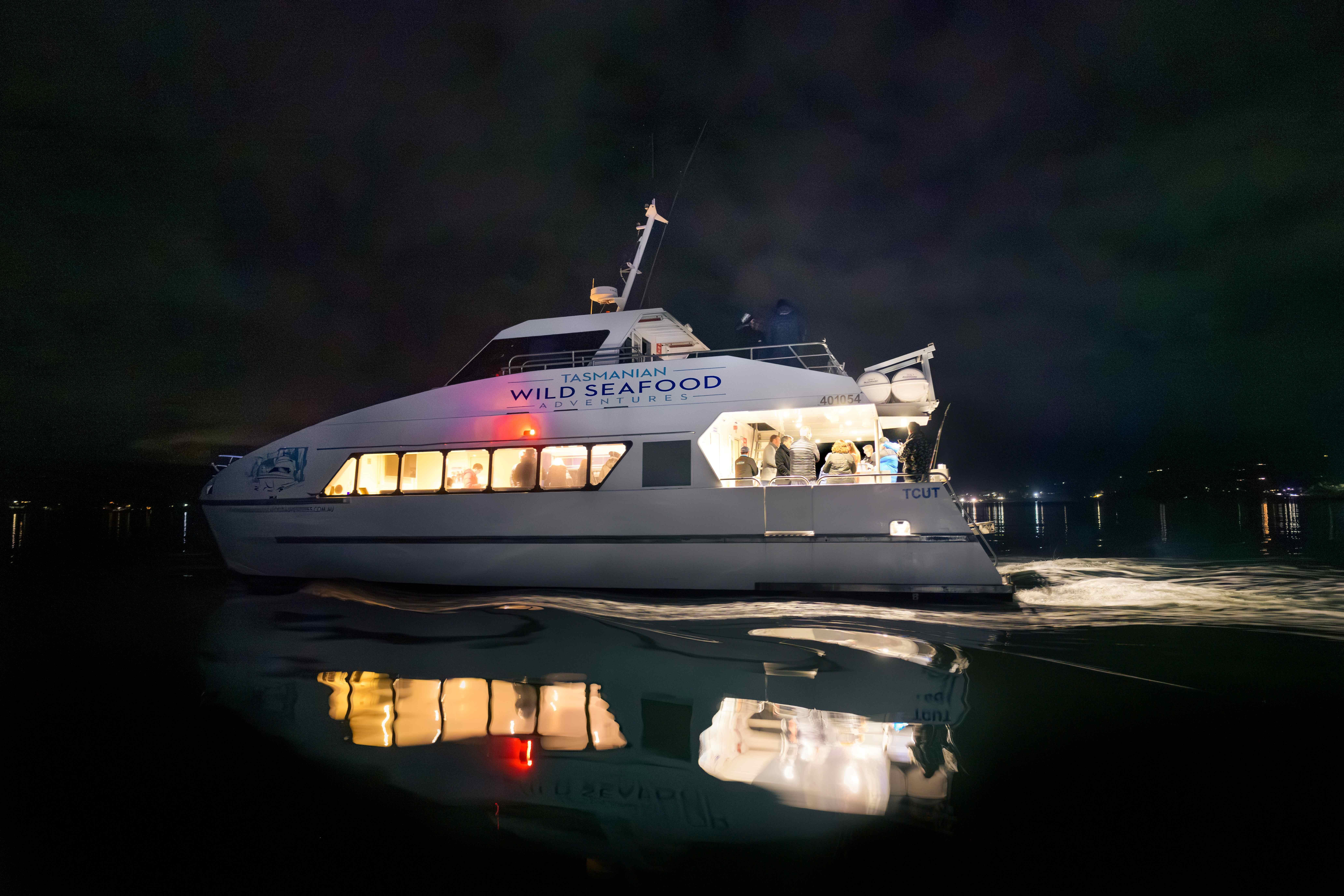 Hobart Night Cruise: Dinner, Stars & Marine Life