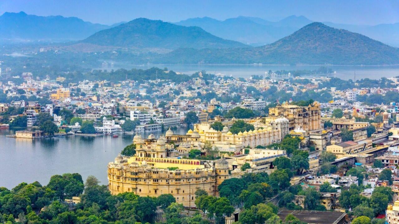 Udaipur Private City Tour: Palace, Boat Cruise & Cultural Evening