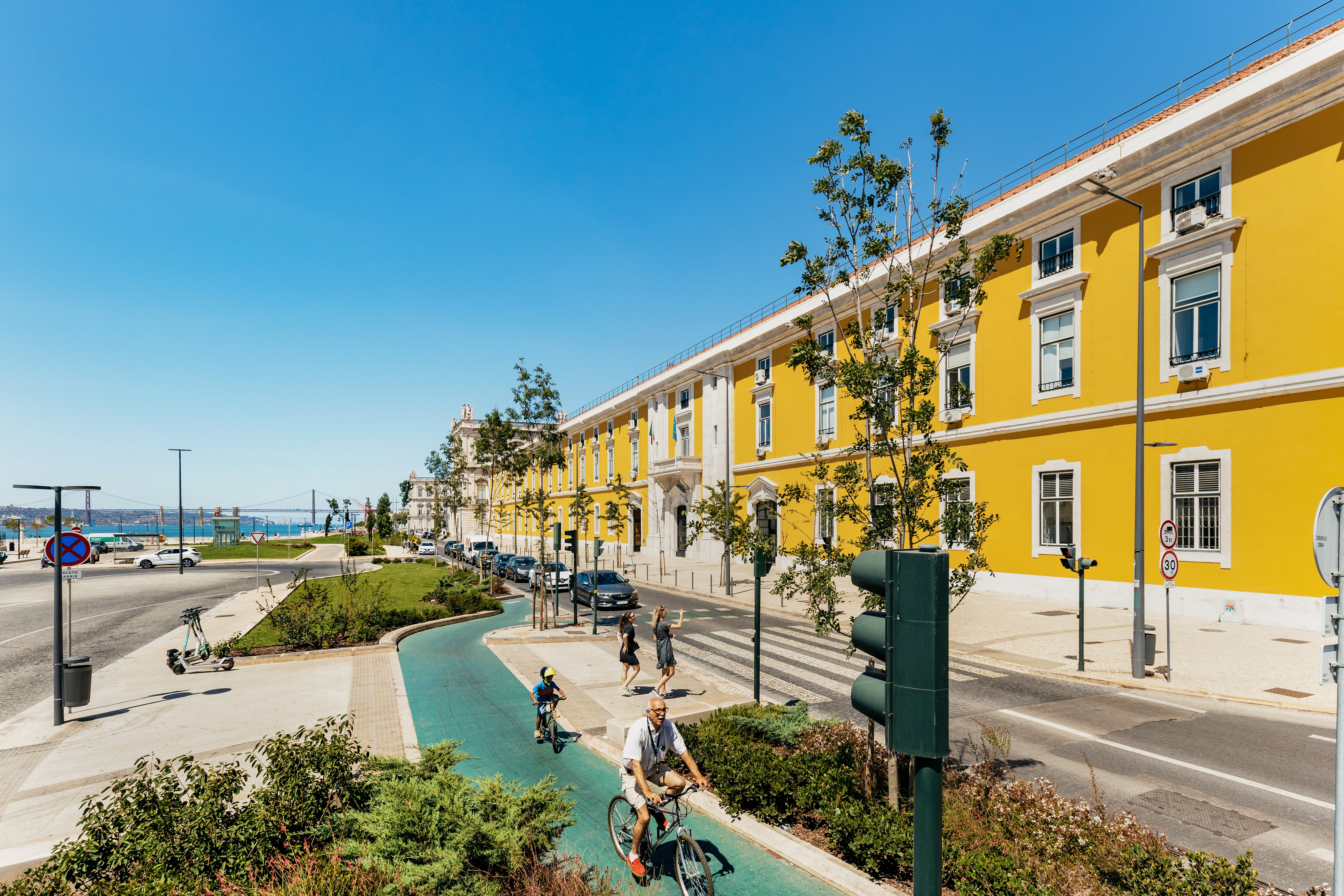 Lisbon 72/96-Hour Hop-On Hop-Off Bus, Tram & Boat Pass