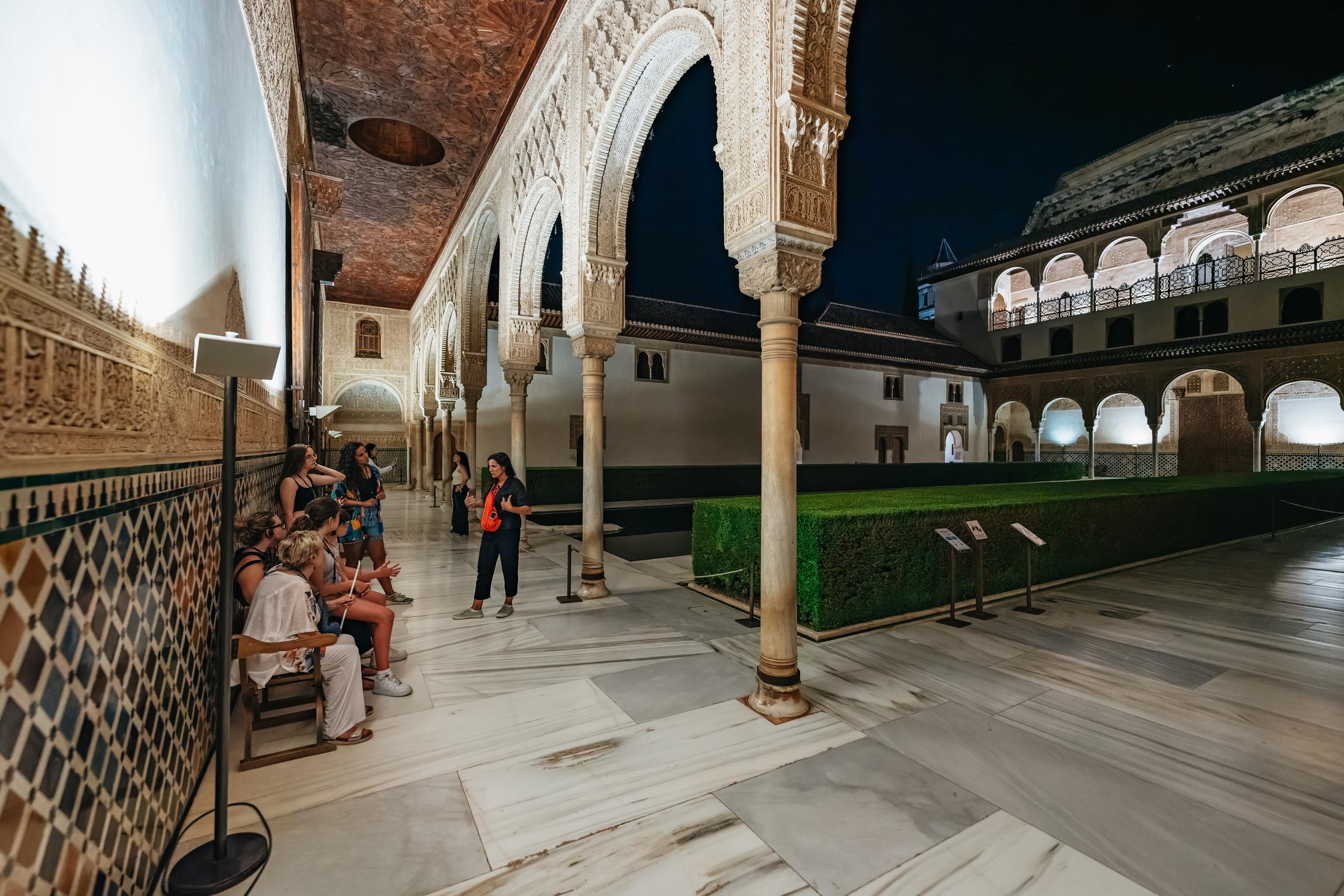 Alhambra & Nasrid Palaces: Exclusive Evening Guided Tour