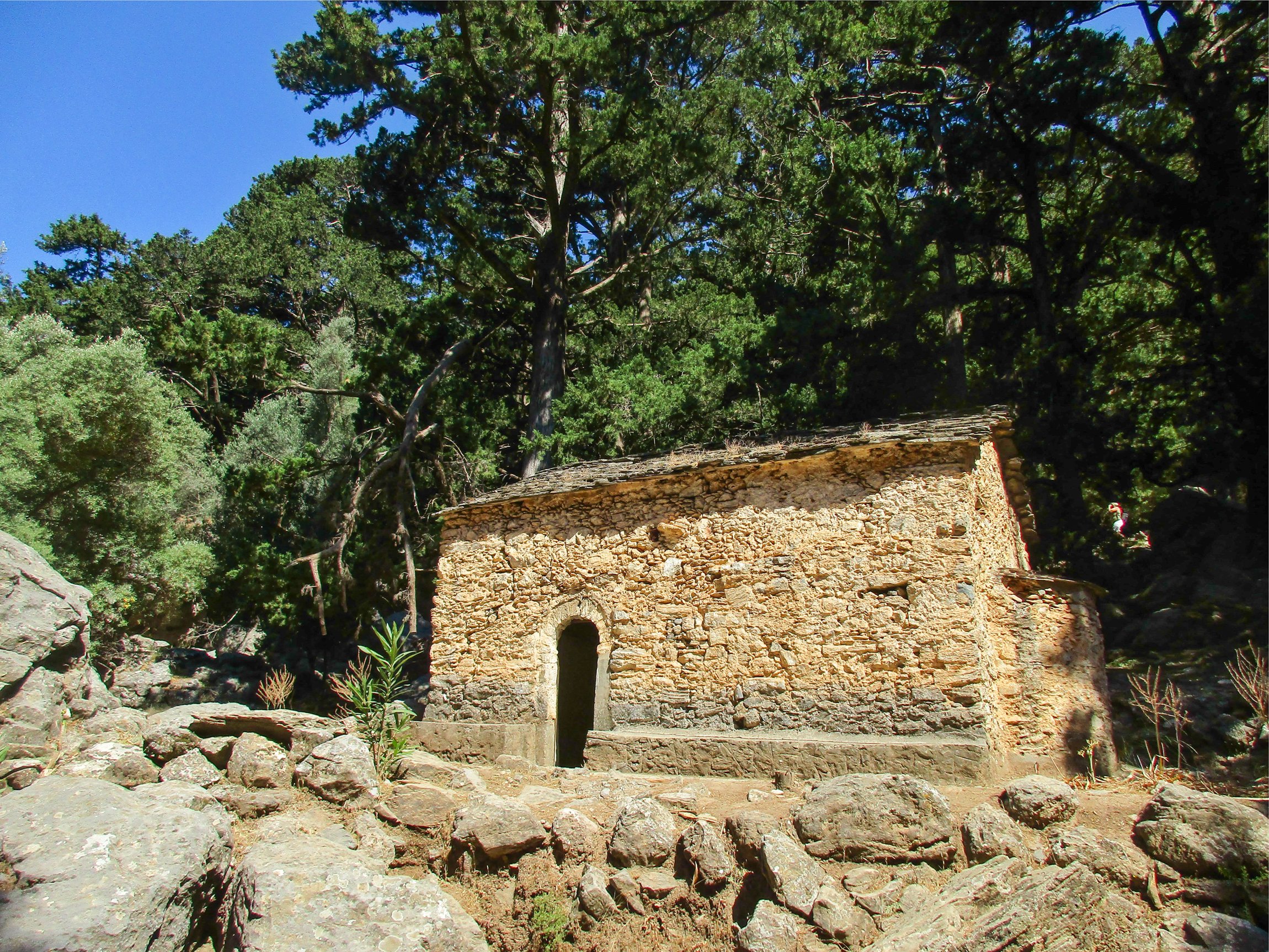 Samaria Gorge hike Crete — Xyloskalo descent, Iron Gates Sideroportes, kri-kri ibex, Agia Roumeli Libyan Sea — image 39
