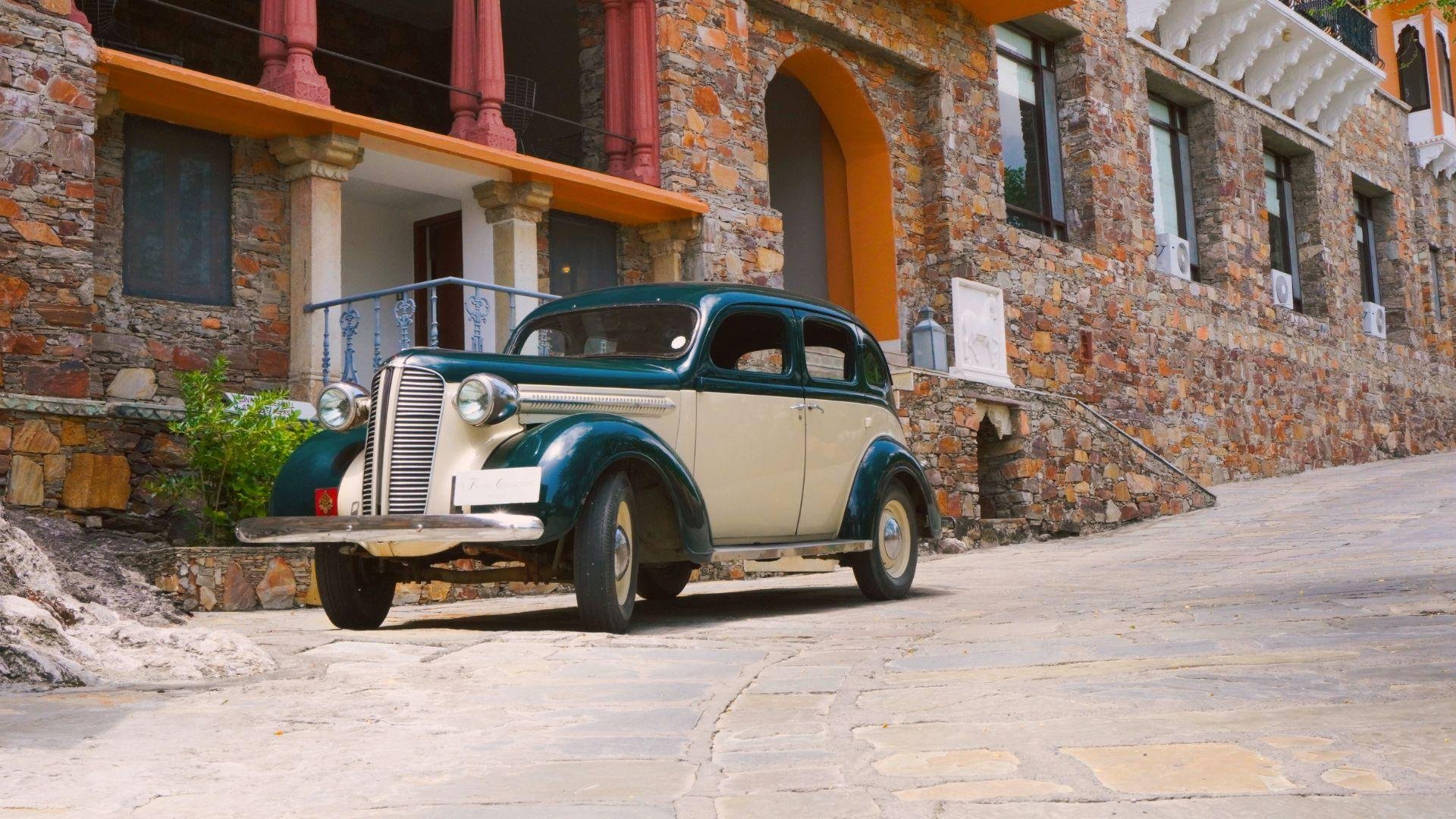 Udaipur Royal Heritage: Vintage Car Ride & Private Museum Tour