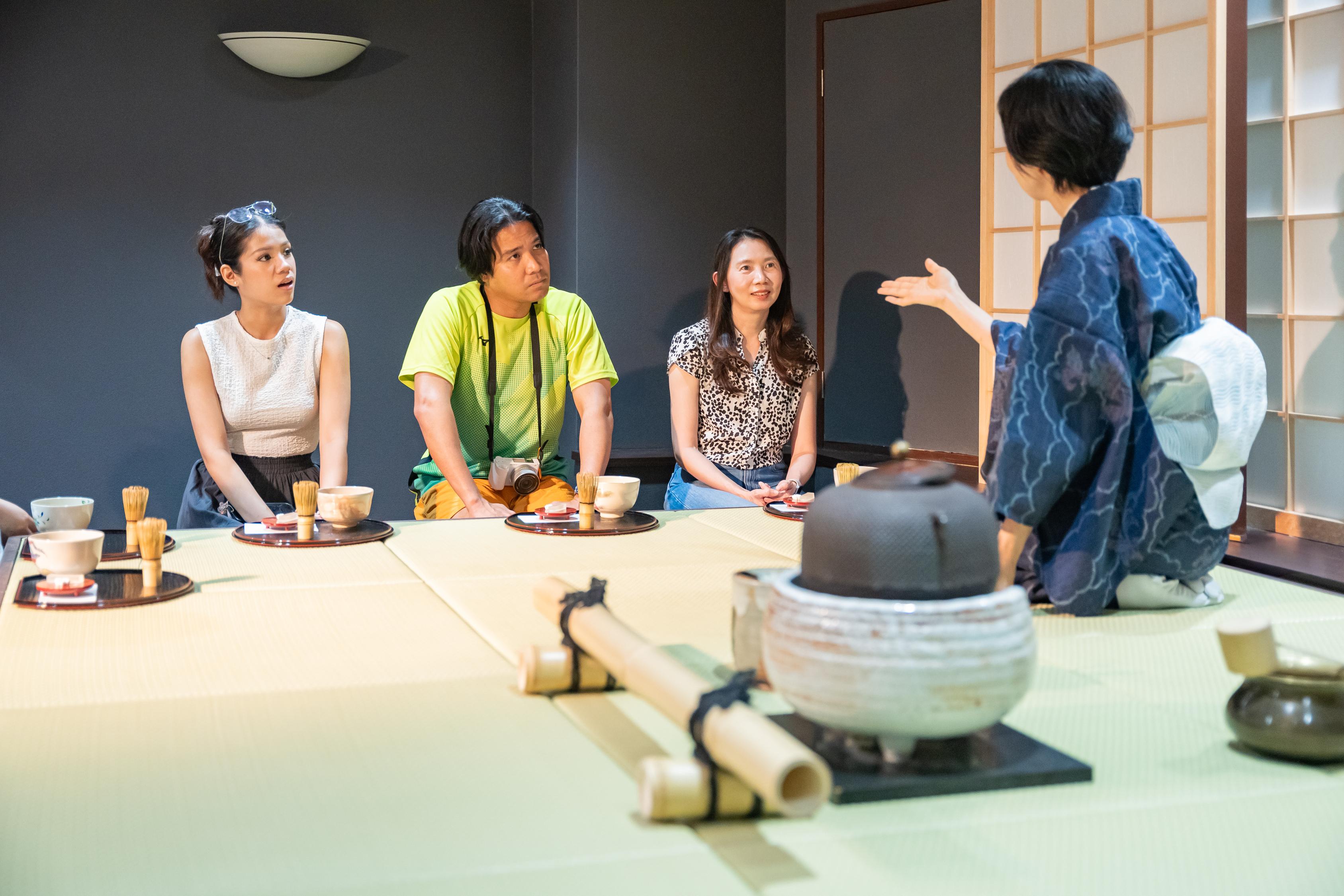 Traditionell teceremoni i Gion med matcha & lokala sötsaker