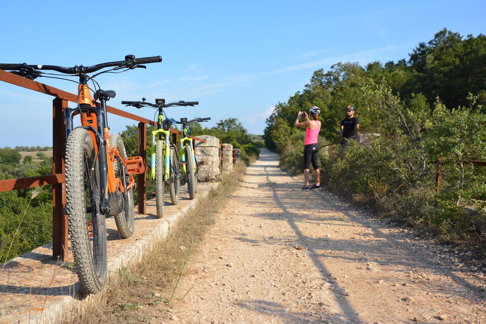 E-Bike Tour Along Apulian Aqueduct with Vineyard Wine Tasting
