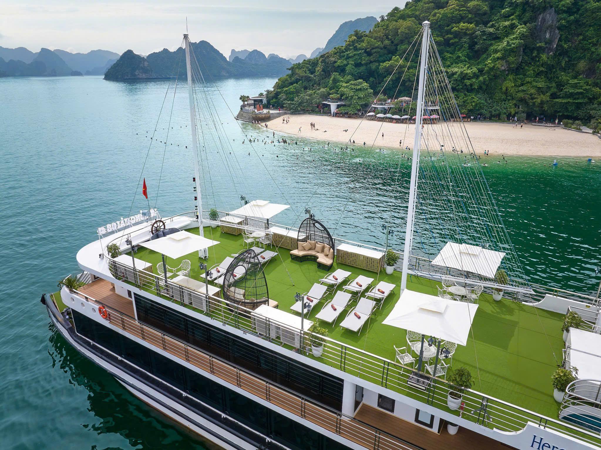 Ha Long Bay Day Trip from Hanoi: Luxury or Standard Cruise with Lunch