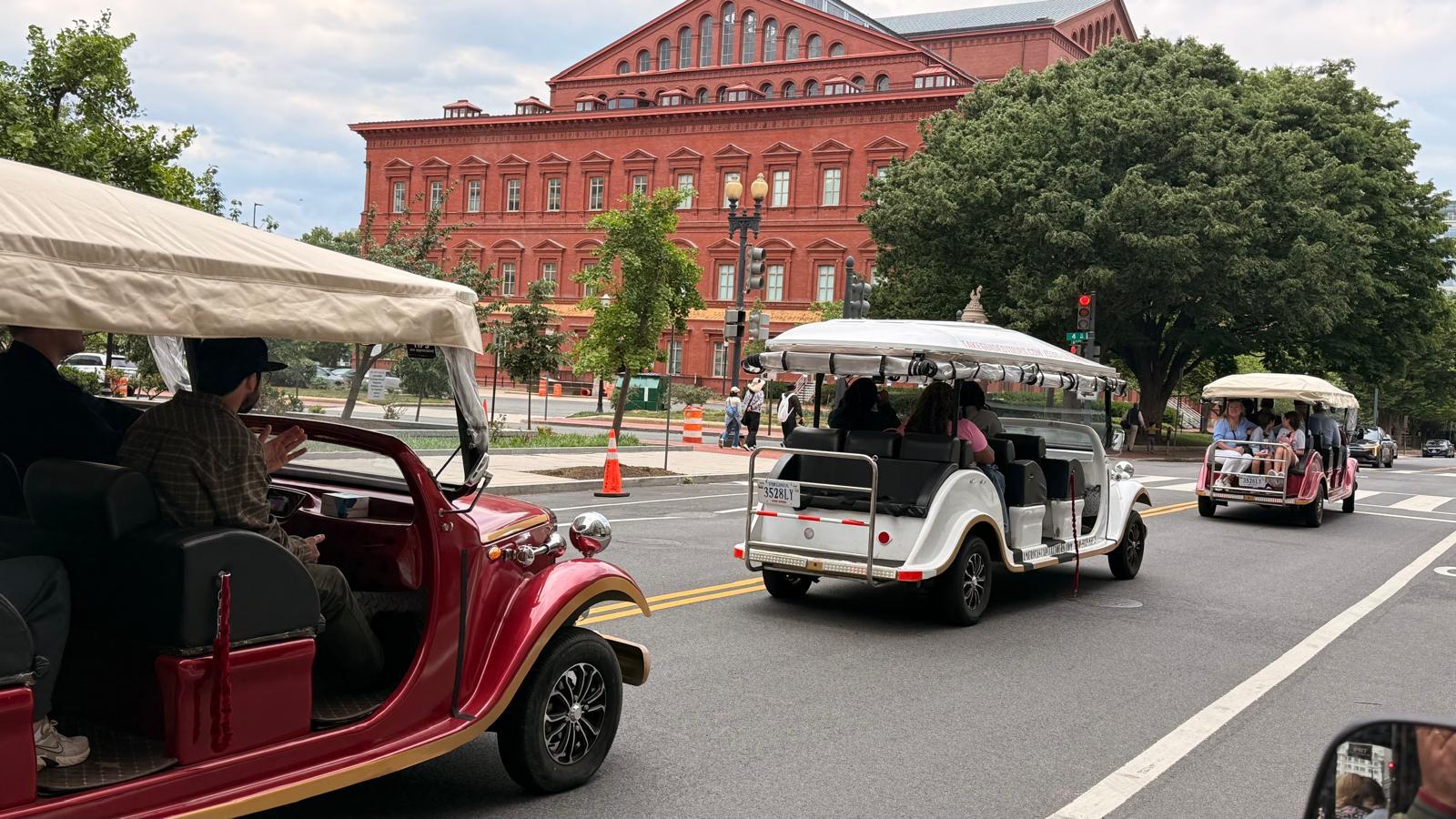 DC Guided Monuments and US History Day & Night Tour by E-Cart