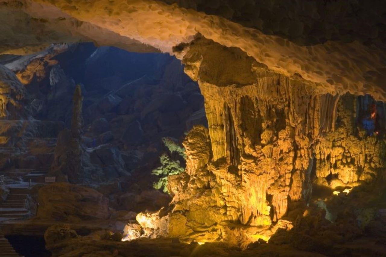 Ha Long Bay Day Trip from Hanoi: Luxury or Standard Cruise with Lunch