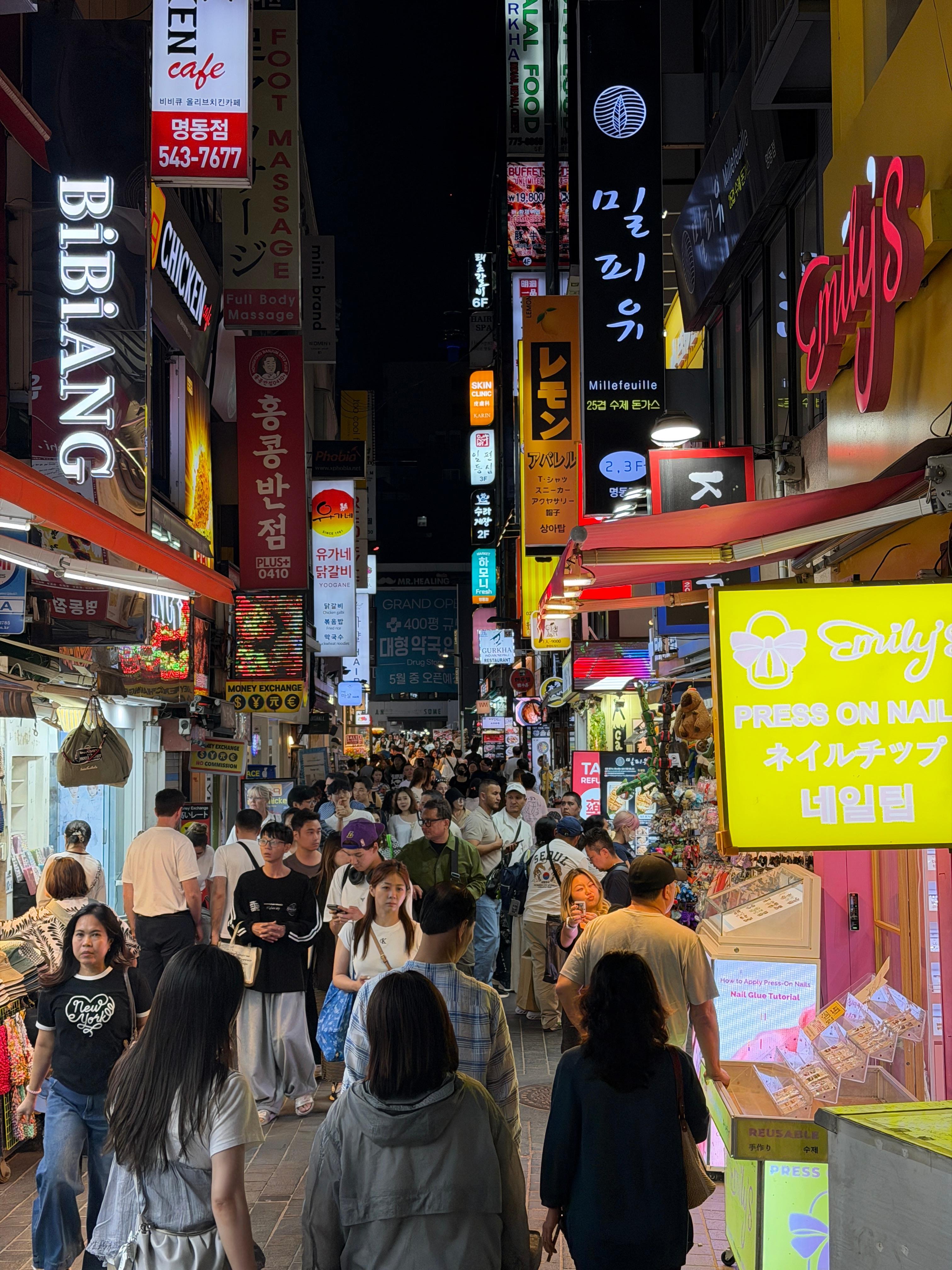 Seoul After Dark: Private 8-Hour Night Tour