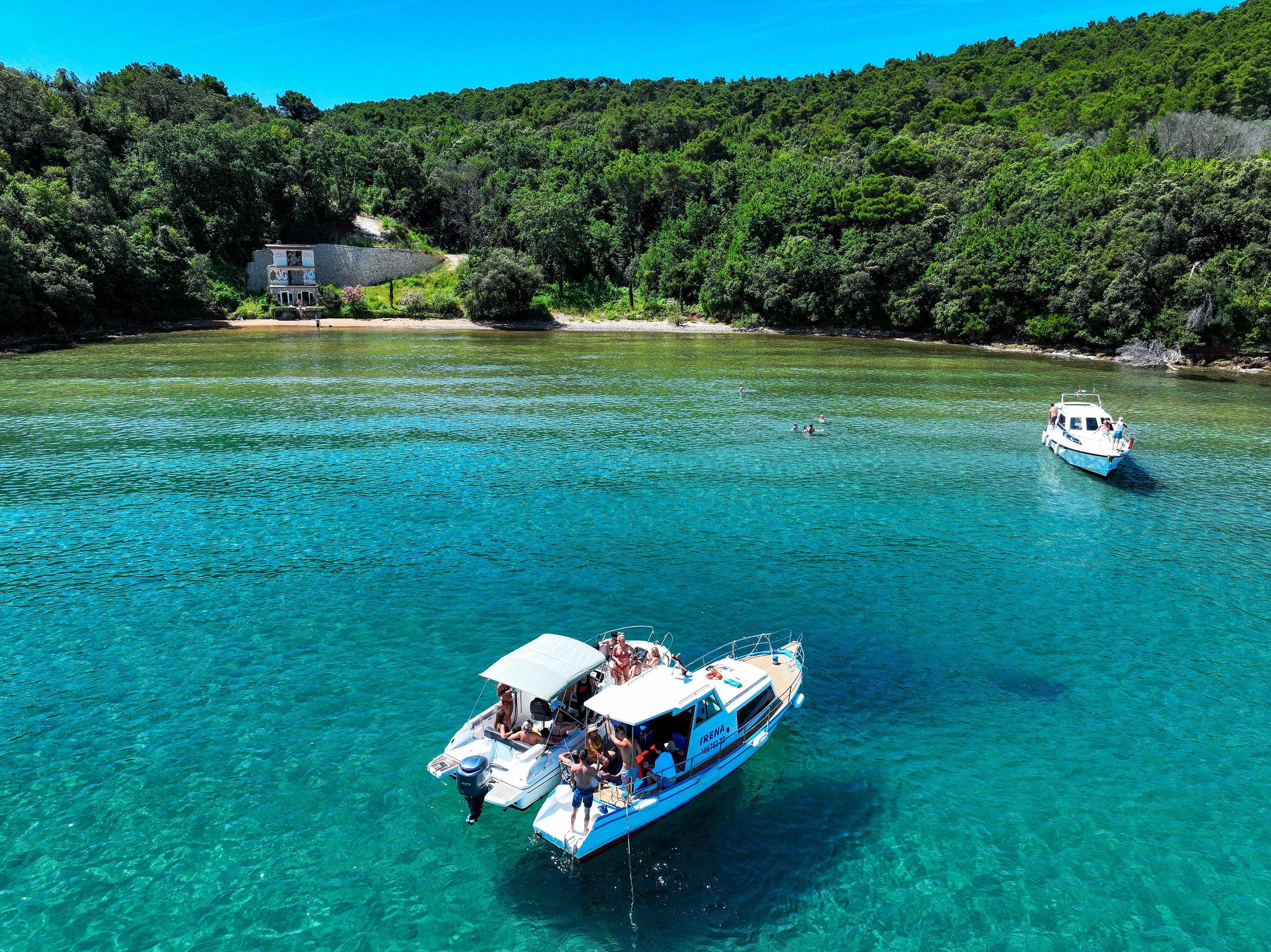 Zadar Boat Tour to Preko, Ošljak & Kali with Snorkeling and Unlimited Wine
