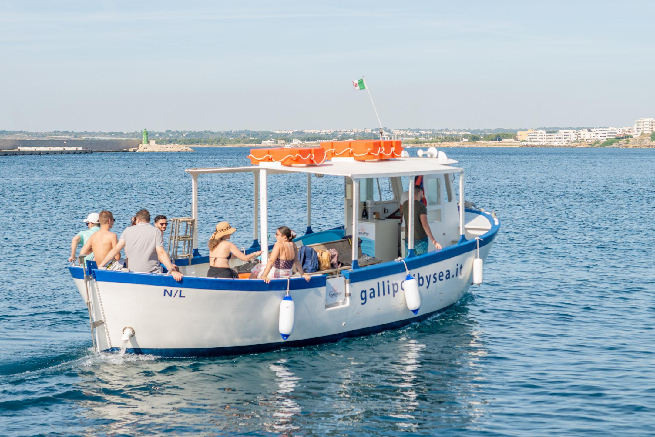 Gallipoli Coastal Boat Experience with Local Aperitif