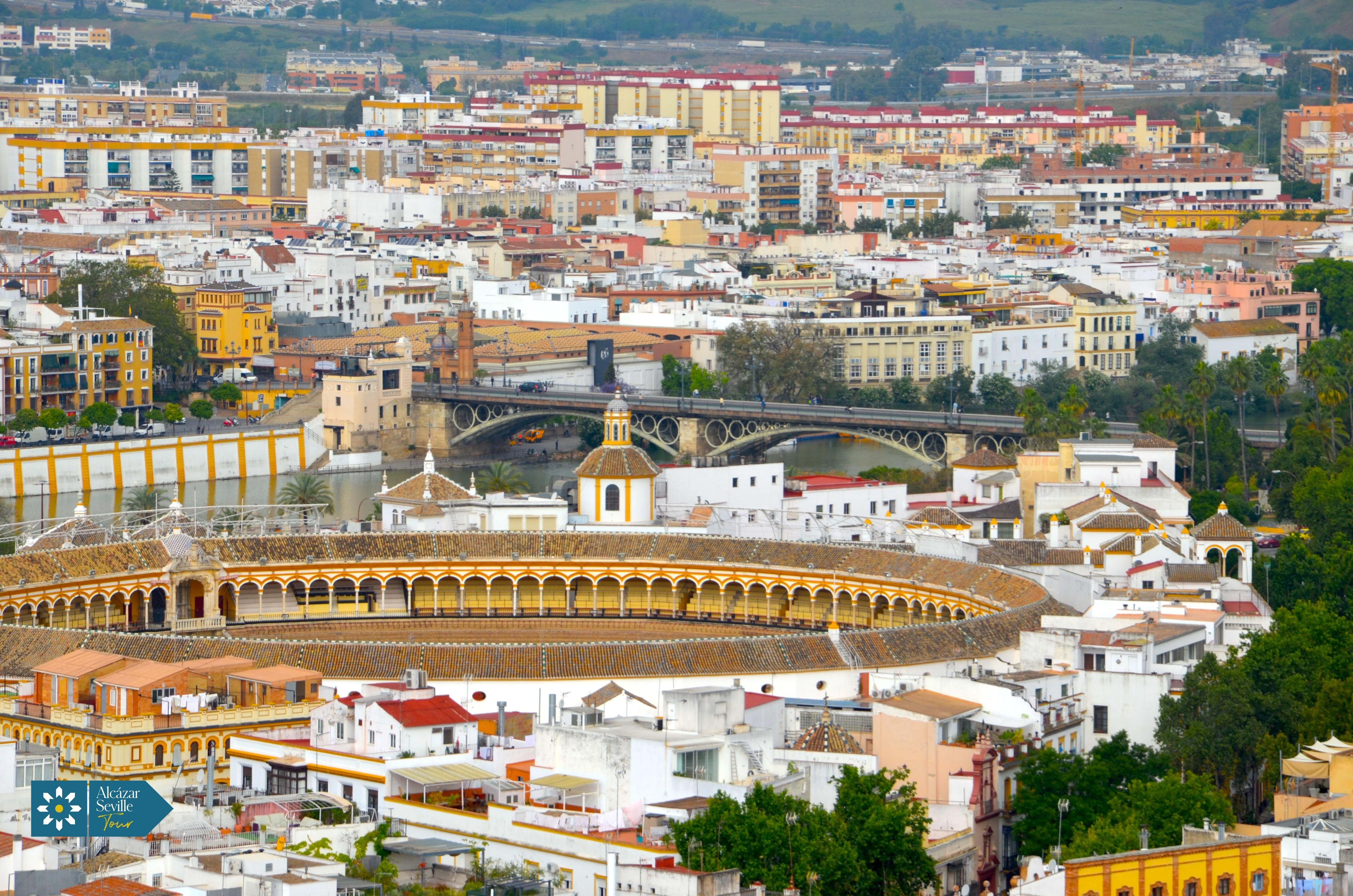 Seville: Guided Alcázar, Cathedral & Giralda Express Tour