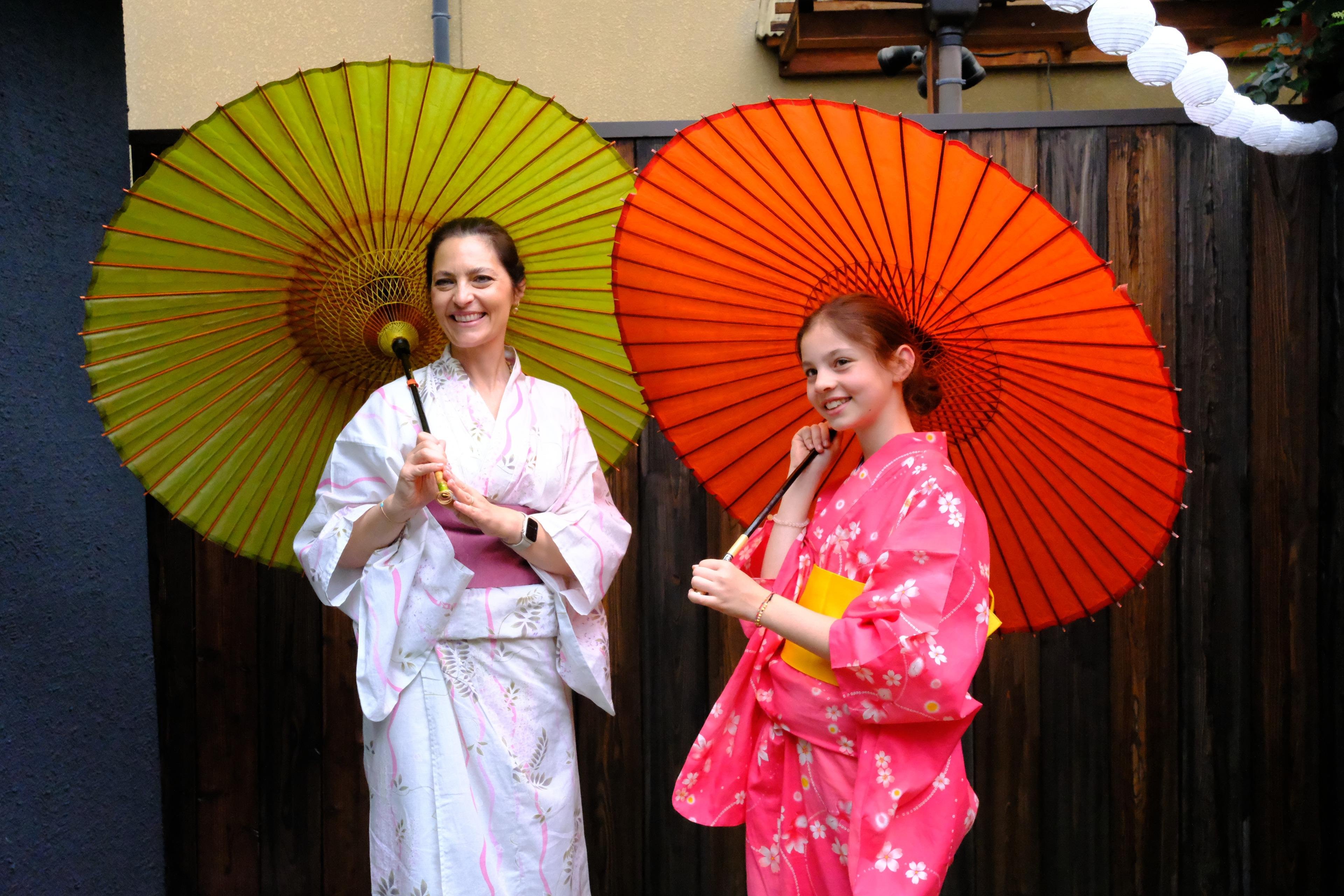 Privat upplevelse i Machiya i Kyoto: Tebjudning, kalligrafi & kimono