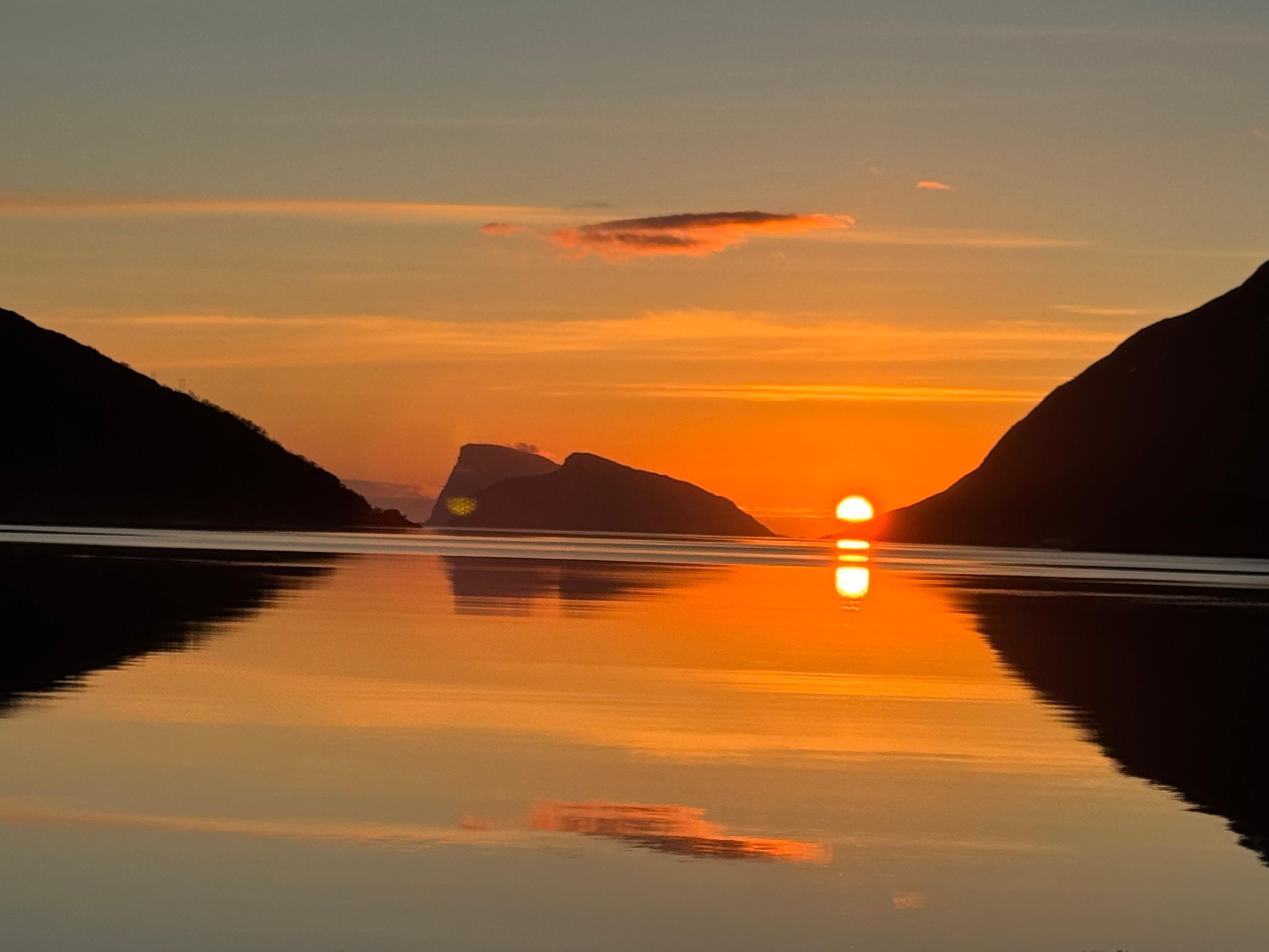 Sommarøy midnight sun tour — small-group fjord photo stops near Tromsø at midnight — image 4