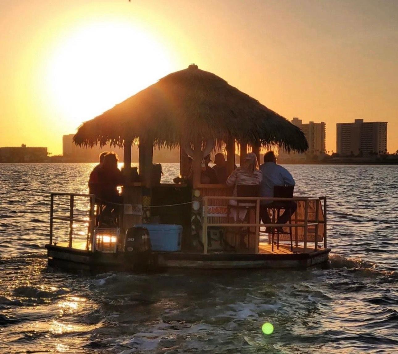 Cruzeiro de Tiki Bar ao Pôr do Sol