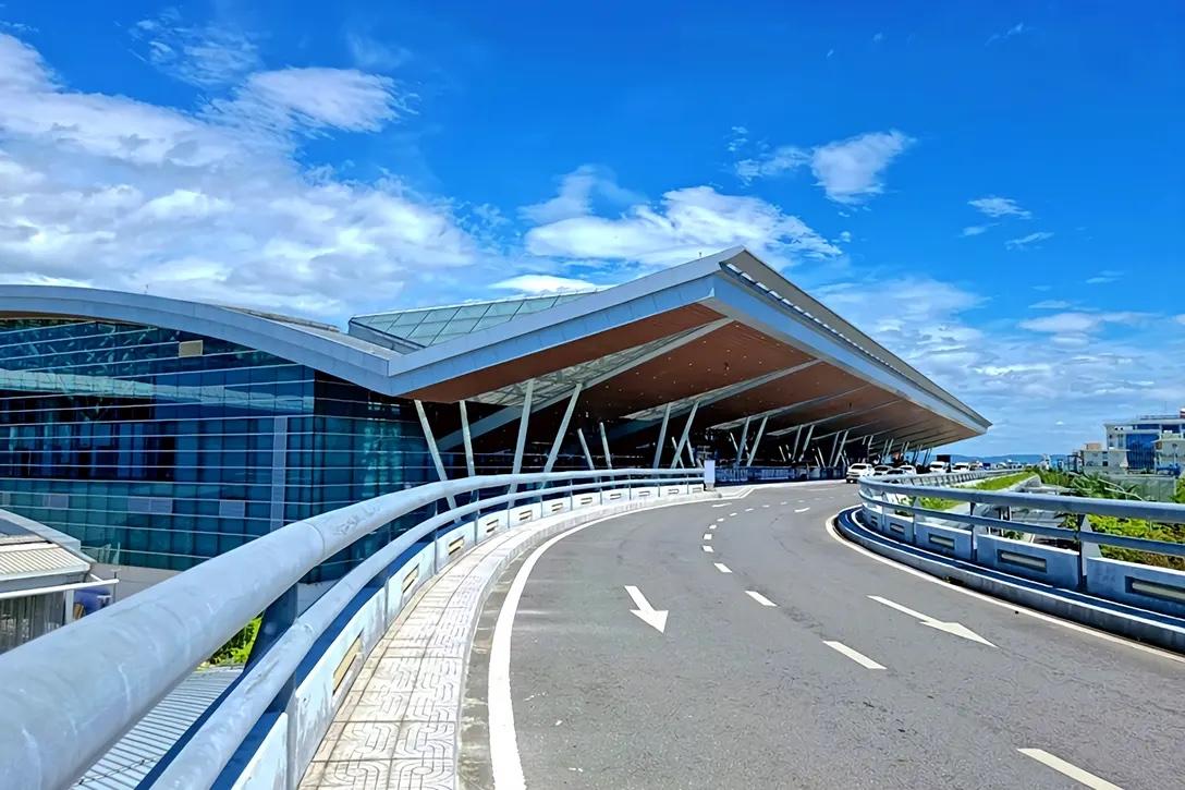 Private Transfer: Da Nang Airport ↔ Hue City Center