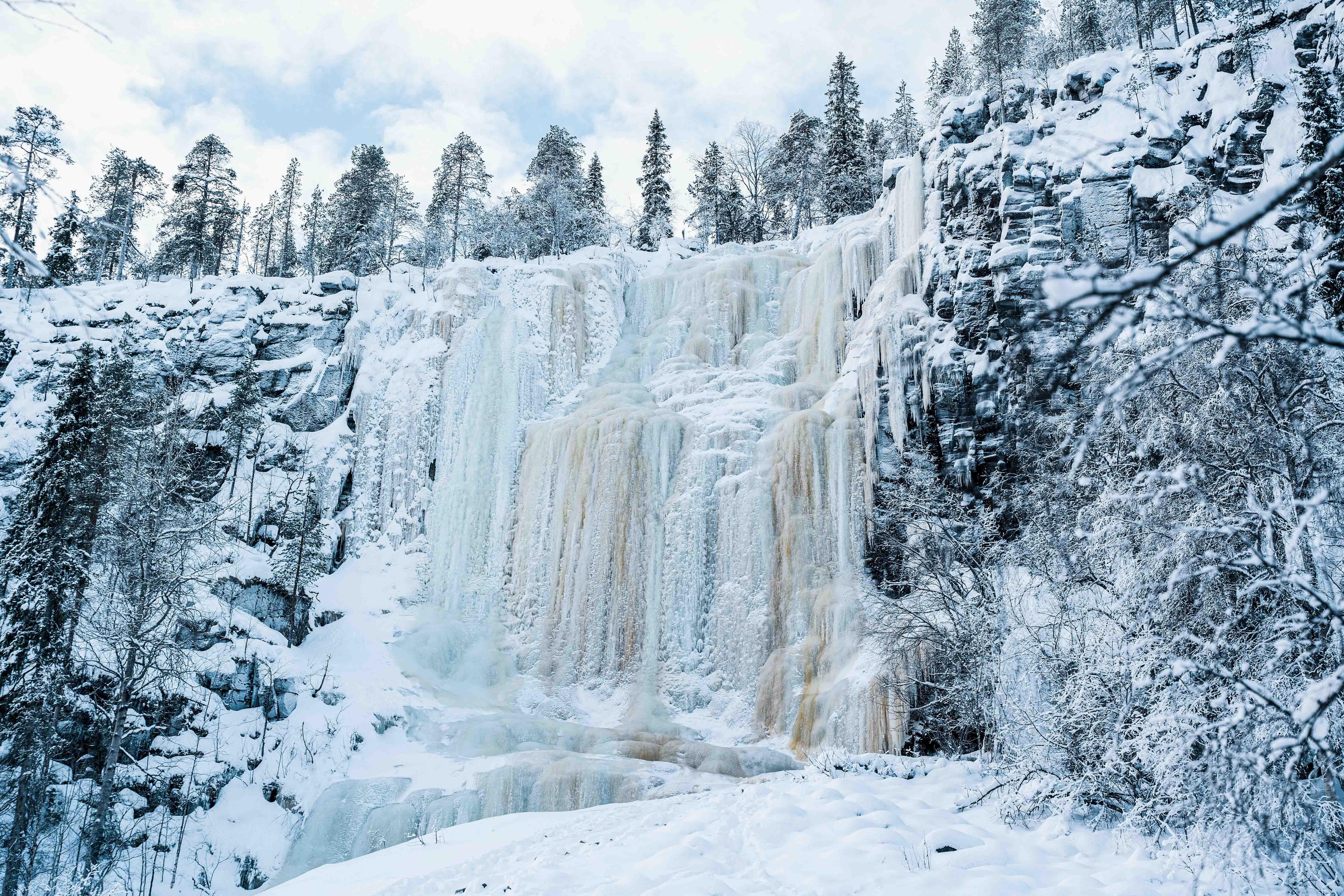 Rovaniemi: Korouoma Canyon Frozen Waterfalls Hike & Professional Photos