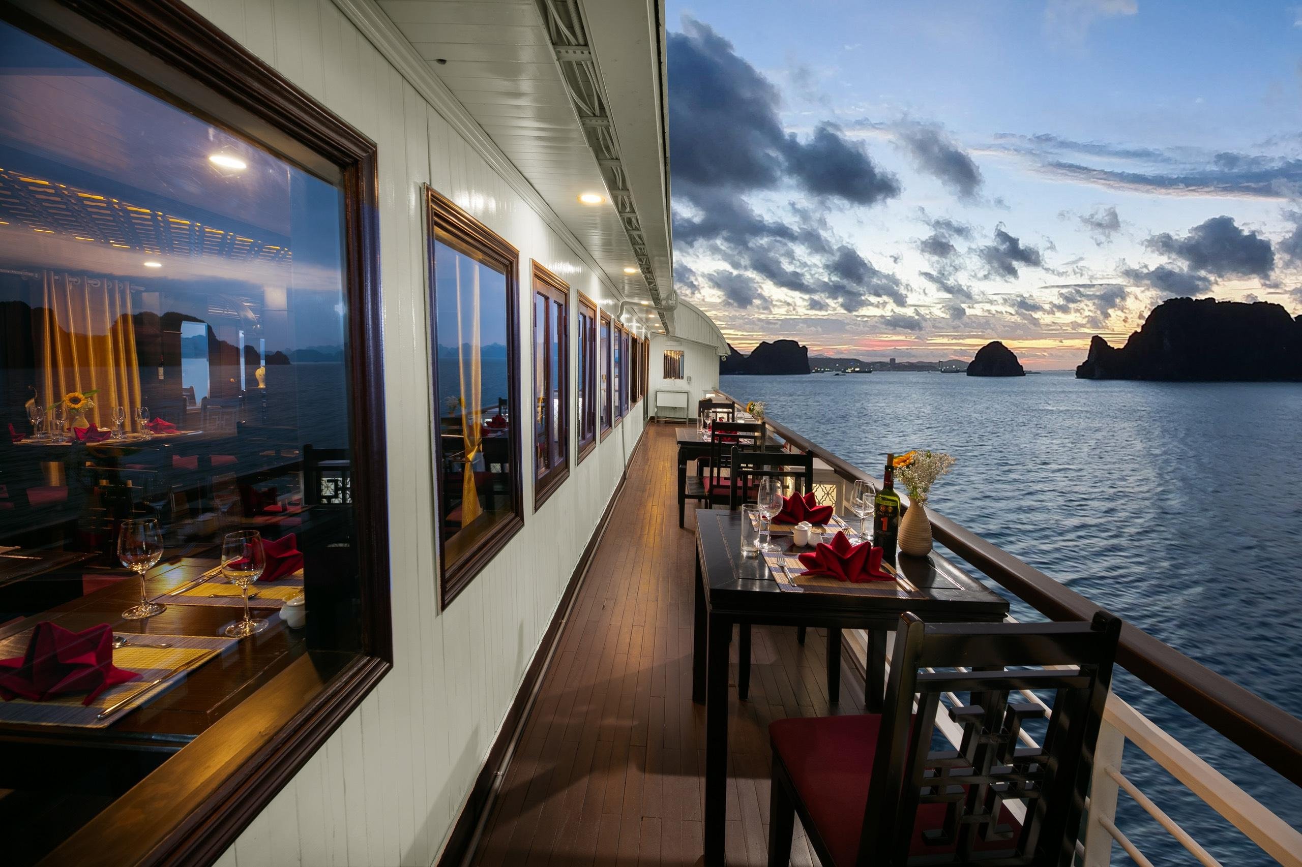 Ha Long & Bai Tu Long Bay 2-Day Overnight Cruise from Hanoi