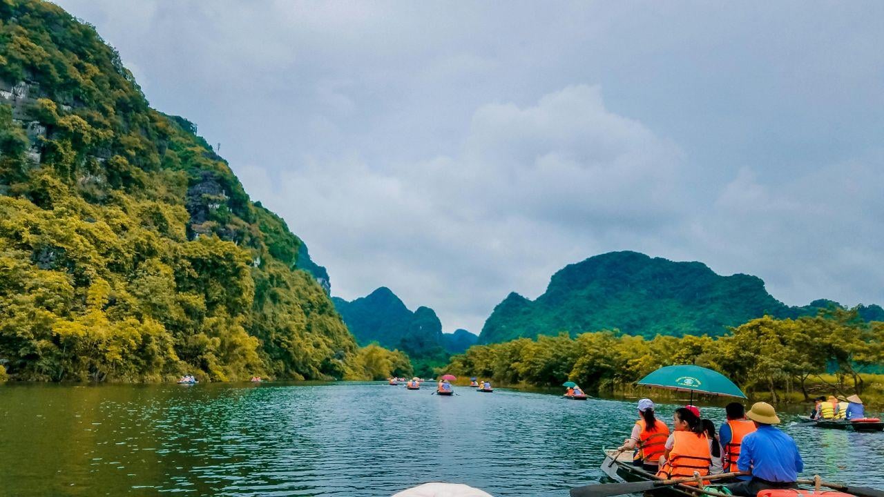 Hanoi to Ninh Binh: Hoa Lu, Trang An & Mua Cave Day Tour