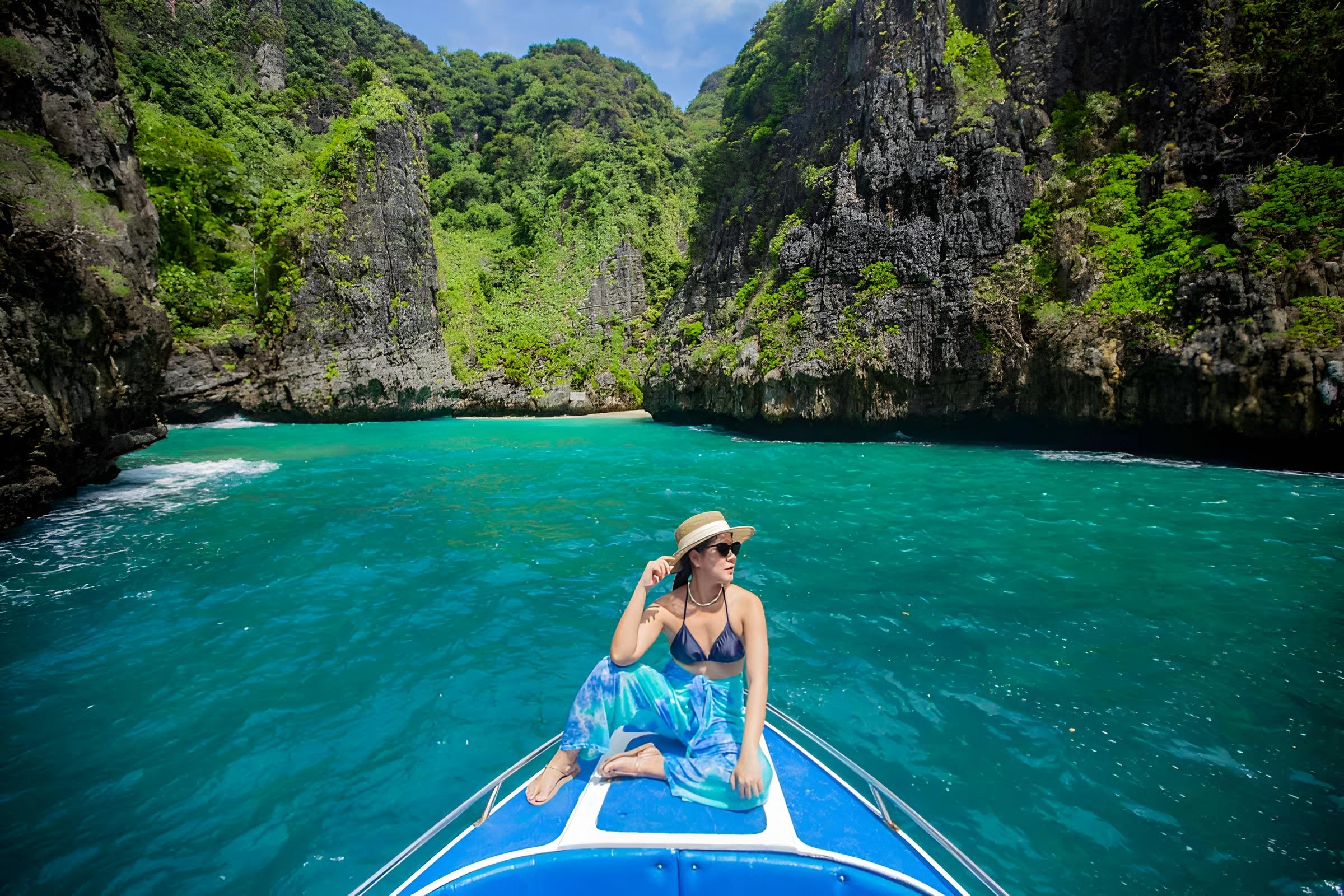 Phuket: Phi Phi Islands & Maya Bay Speedboat Day Trip with Lunch