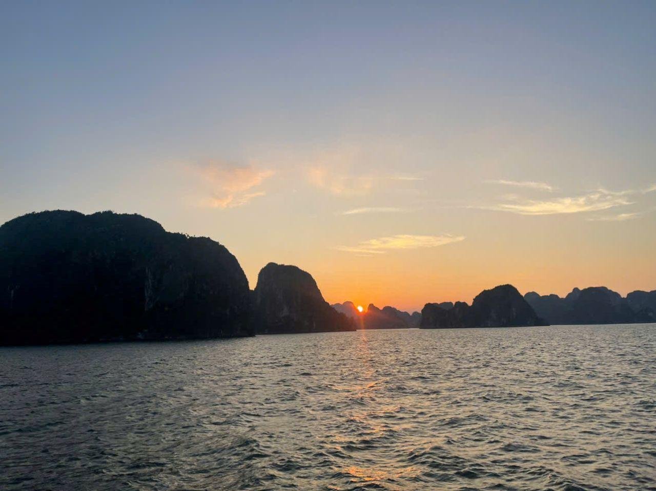 Ha Long Bay Day Trip from Hanoi: Luxury or Standard Cruise with Lunch