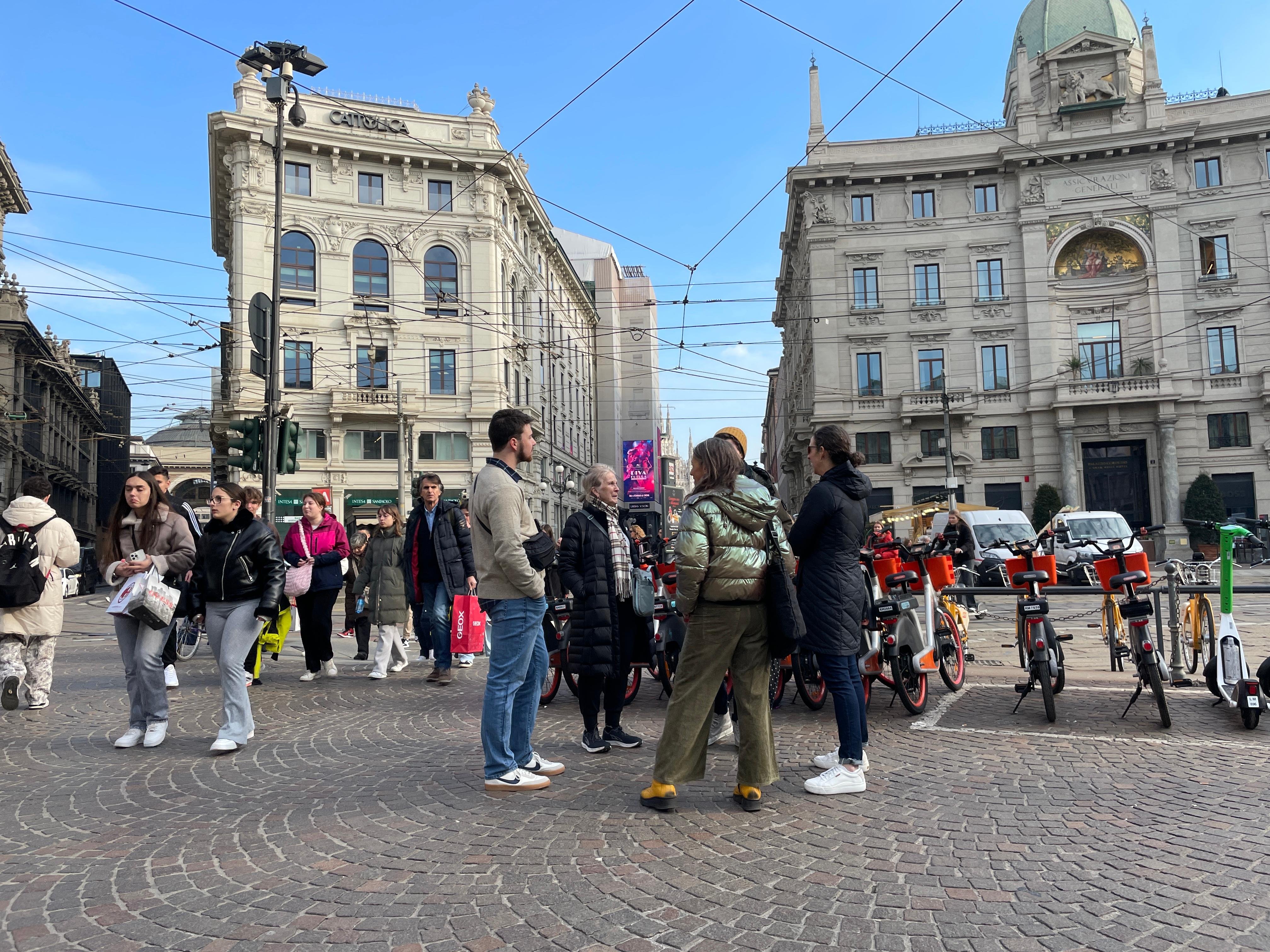 Milan History & Street Food Walk with Wine