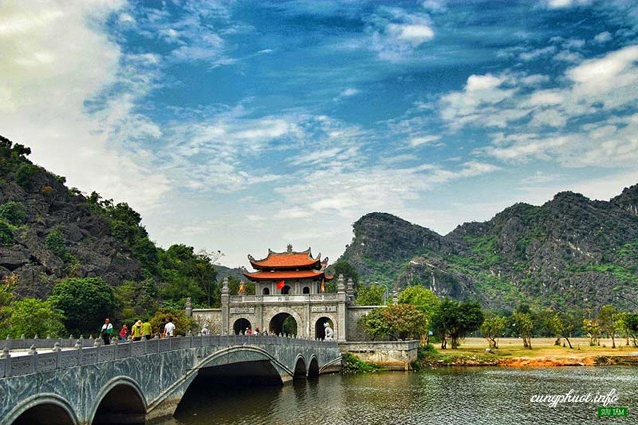 Private Ninh Binh Full-Day Tour: Hoa Lu, Bai Dinh, Trang An & Mua Cave