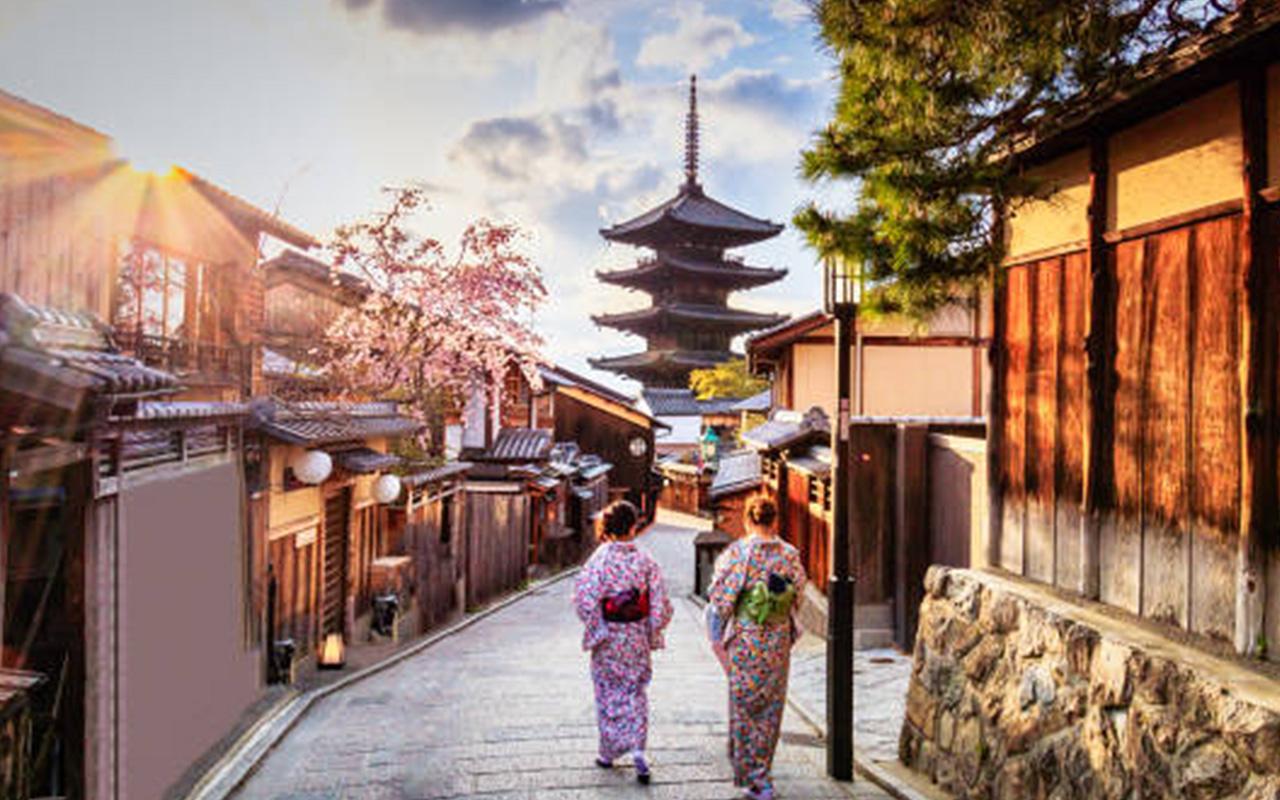 Kyoto: Gion Geisha District & Hidden Traditions
