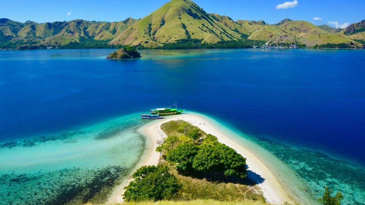 Komodo 6-Island Private Yacht Day Trip with Manta Ray Snorkeling