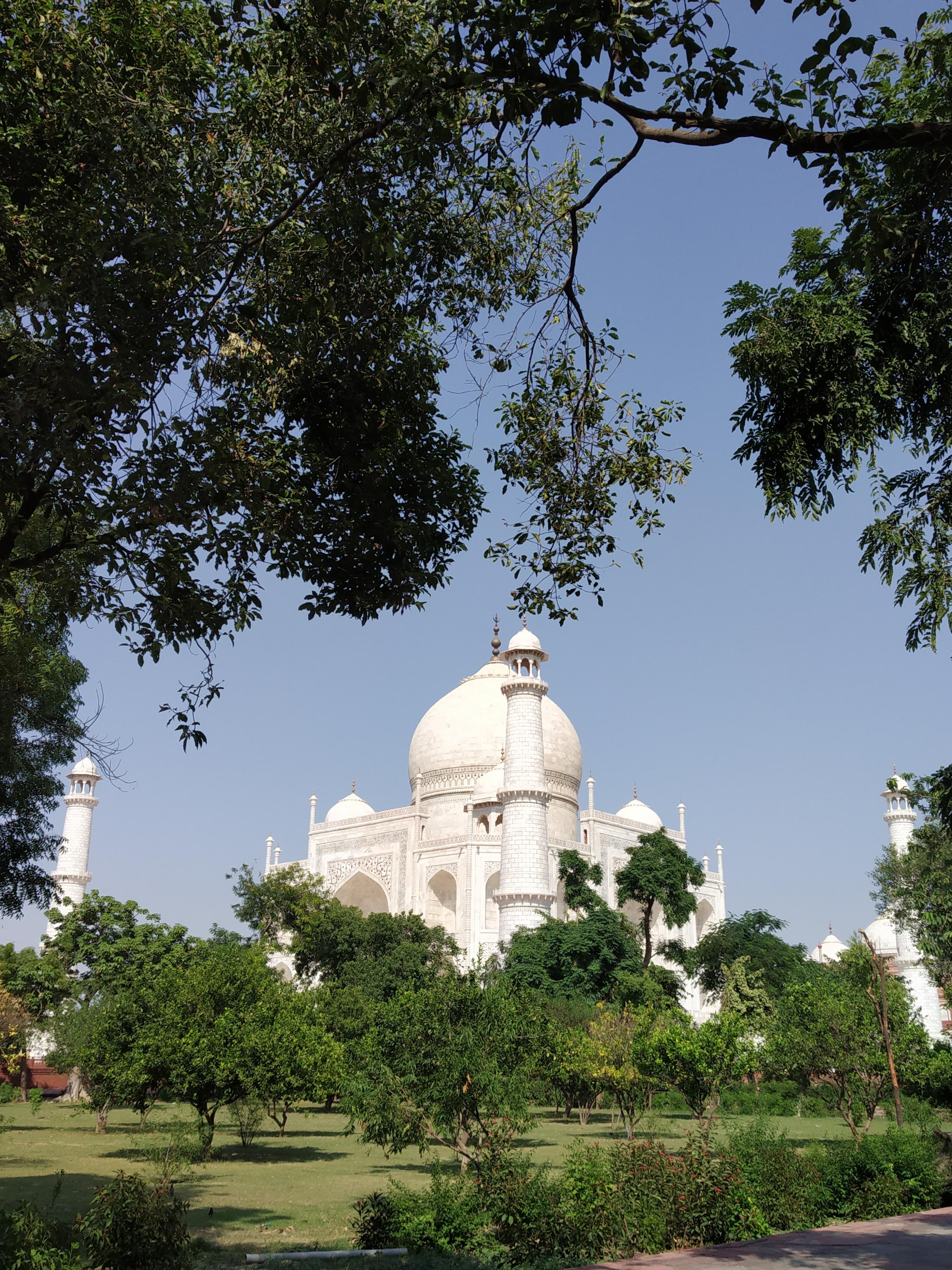Taj Mahal Guided Tour with Traditional Saree or Kurta Experience