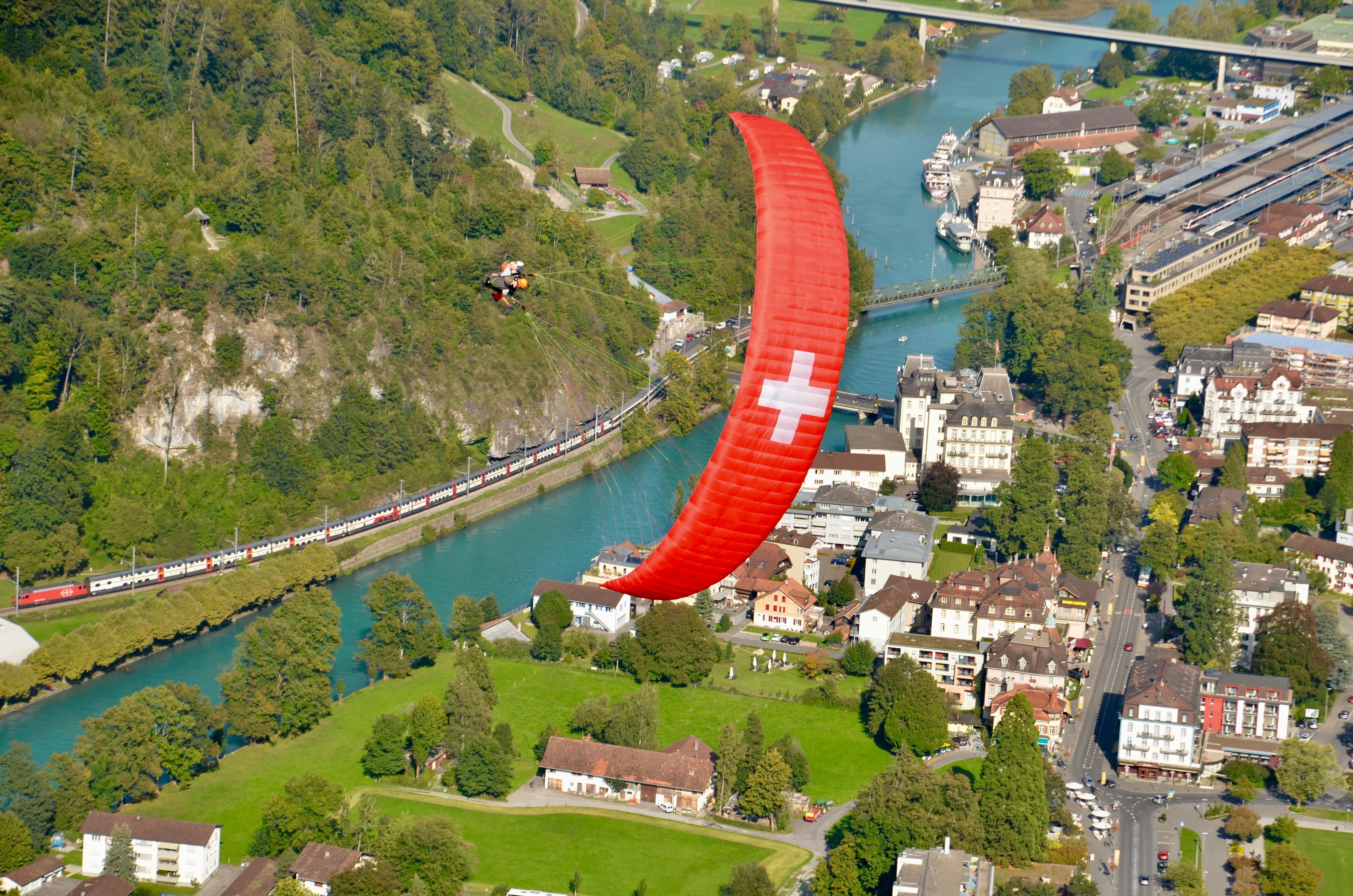 Interlaken: Paragliding Tandem High Flight